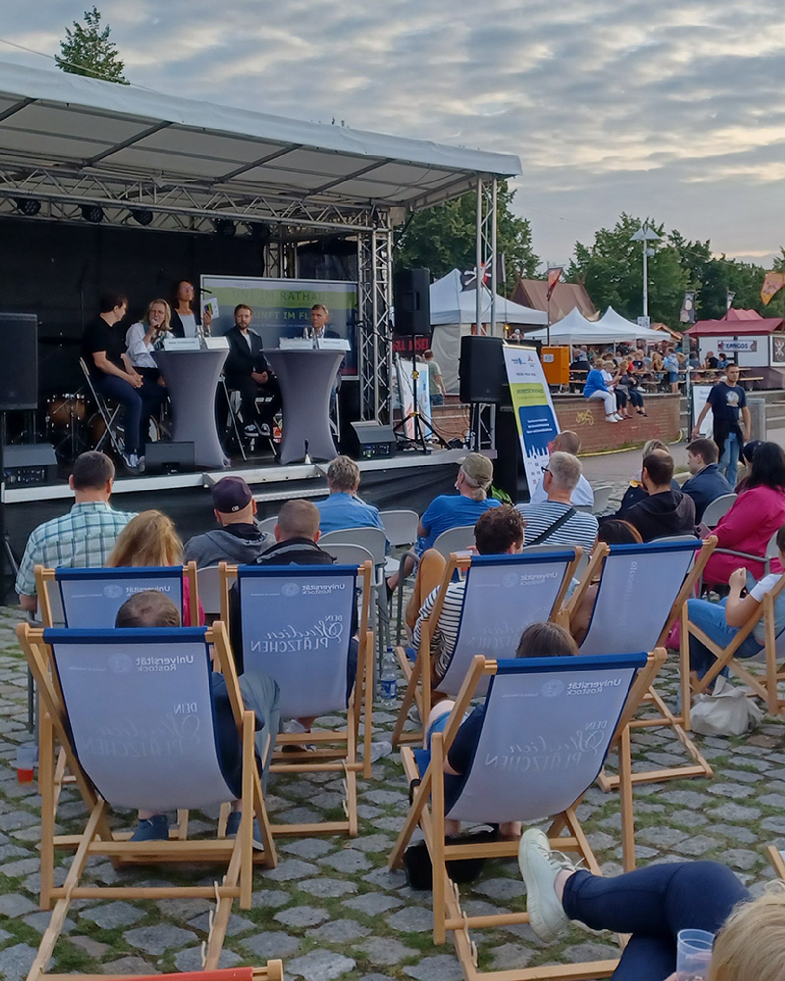 Gut besucht und ausgesprochen spannend war auch die Podiumsdiskussion "Alles im Fluss?" zur Zukunft des Ostseezuflusses Warnow mit Rostocks Umweltsenatorin Dr. Ute Fischer-Gäde, dem Geschäftsführer von Trinkwasserversorger Nordwasser GmbH Ulf Altmann, Jens Tränckner, Lehrstuhlinhaber für Wasserwirtschaft an der Universität Rostock, sowie IOW-Meeresmüllforscher Mirco Haseler. Foto: IOW / R. Labrenz