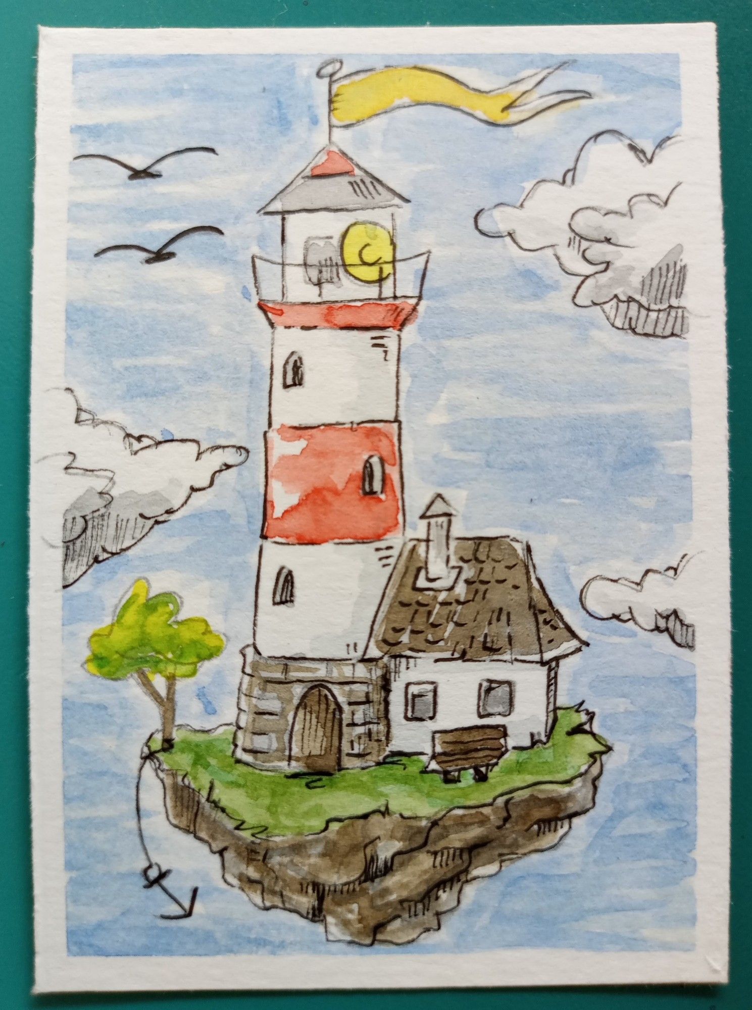 ATC in Aquarell.
Ein rot weiß gestreifter Leuchtturm steht auf einer kleinen Insel. Die Insel ist bewachsen mit hell grünem Gras, auf der linken Seite mit einem kleinen Laubbaum von dem ein Seil mit einem Anker herunterhängt. Am Turm ist ein kleines Häuschen vor dem Eine Holzbank steht. Die Turmspitze trägt eine gelbe, lange Fahne die im Wind weht. Es ziehen graue Wolken durch den blauen Himmel und zwei angedeutete Vögel fliegen vorbei.