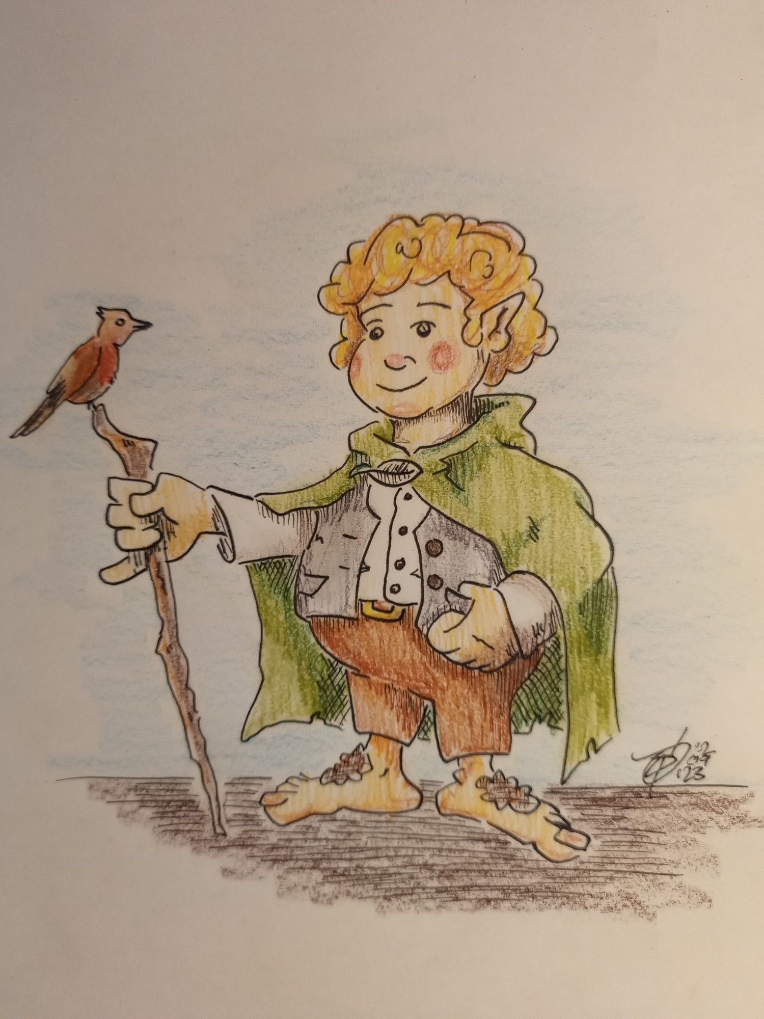 Buntstiftzeichnung im Comic-Stil.
Der Hobbit Sam aus Herr der Ringe. In seiner rechten Hand hält er einen Wanderstab auf dessen Ende ein Rotkehlchen sitzt das Sam lächelnd anschaut.