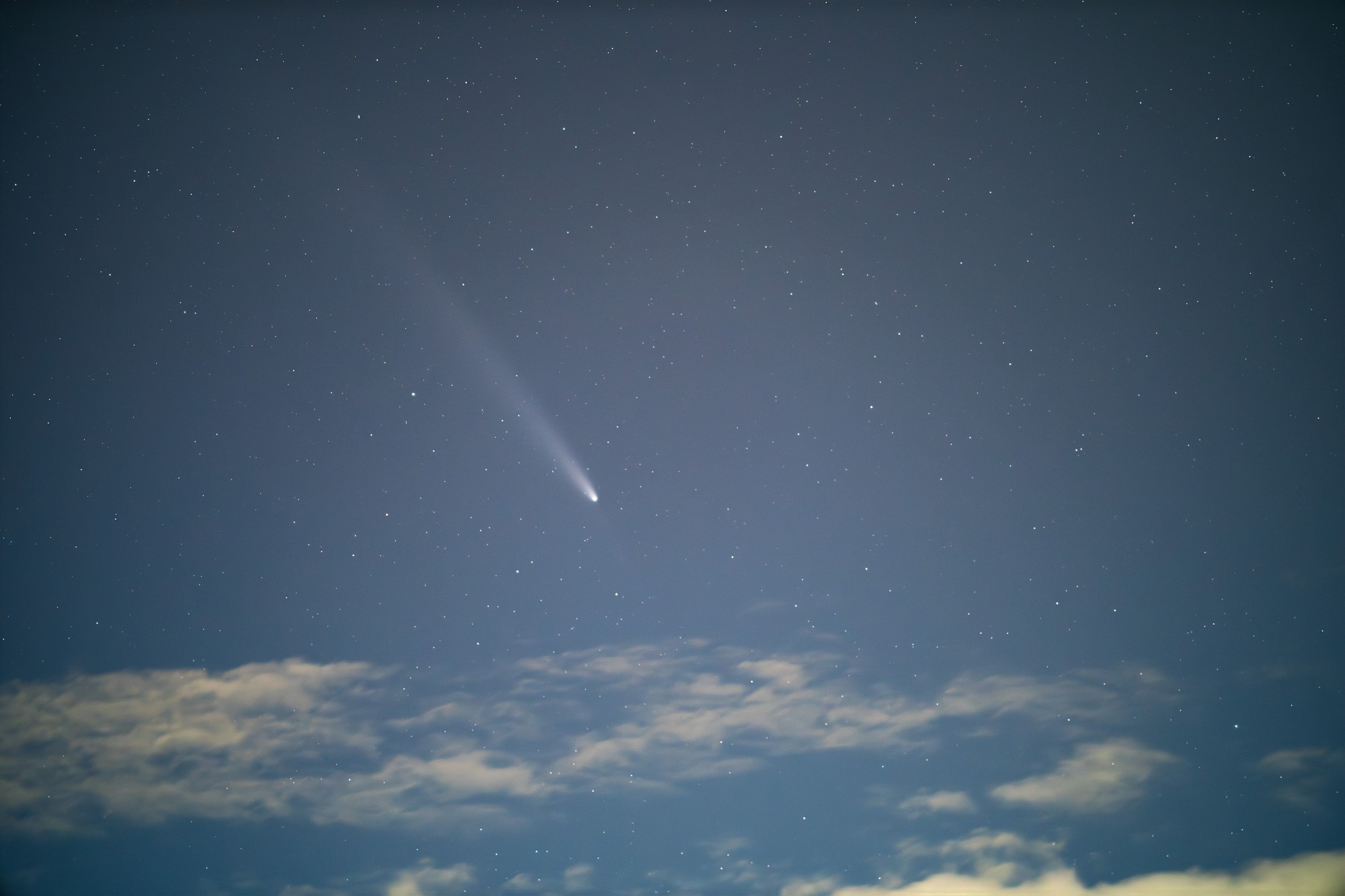 the comet C/2023 A3 in the Luxembourgish sky, above clouds