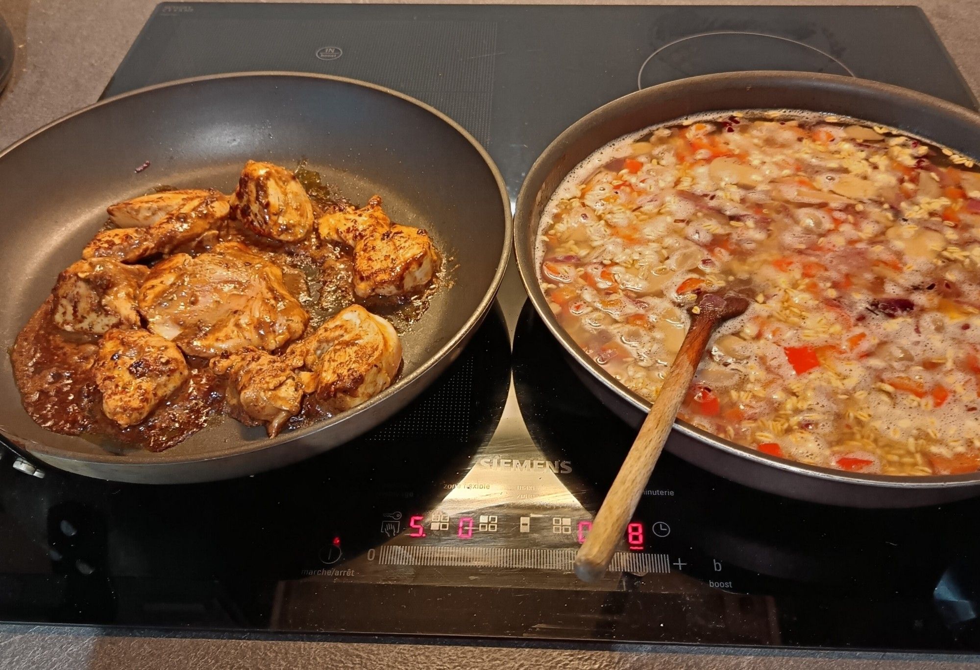 Deux poêles sur plaque de cuisson 
Poulet / blé