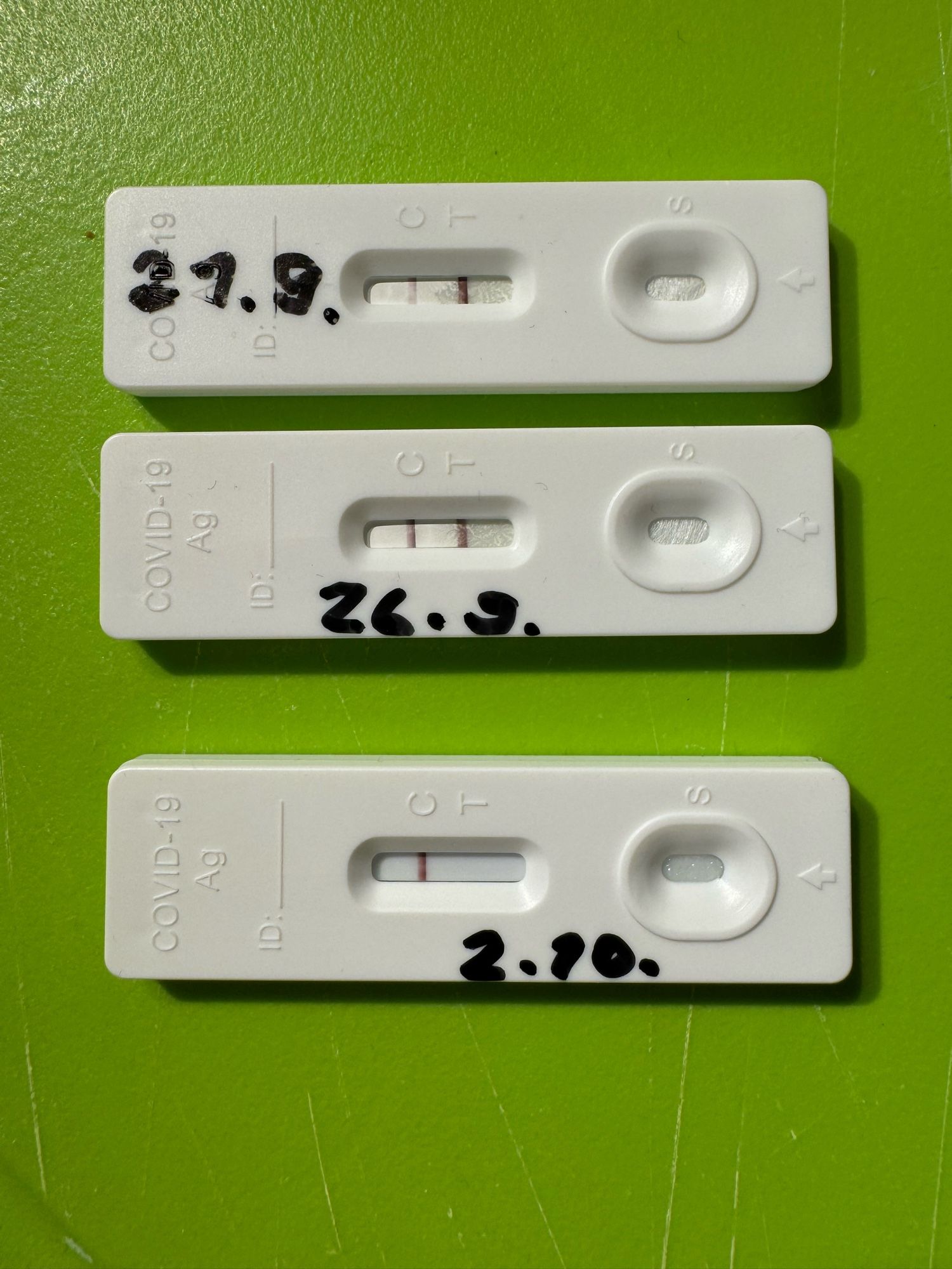 3 Corona-Tests, die ersten zwei positiv, der letzte negativ