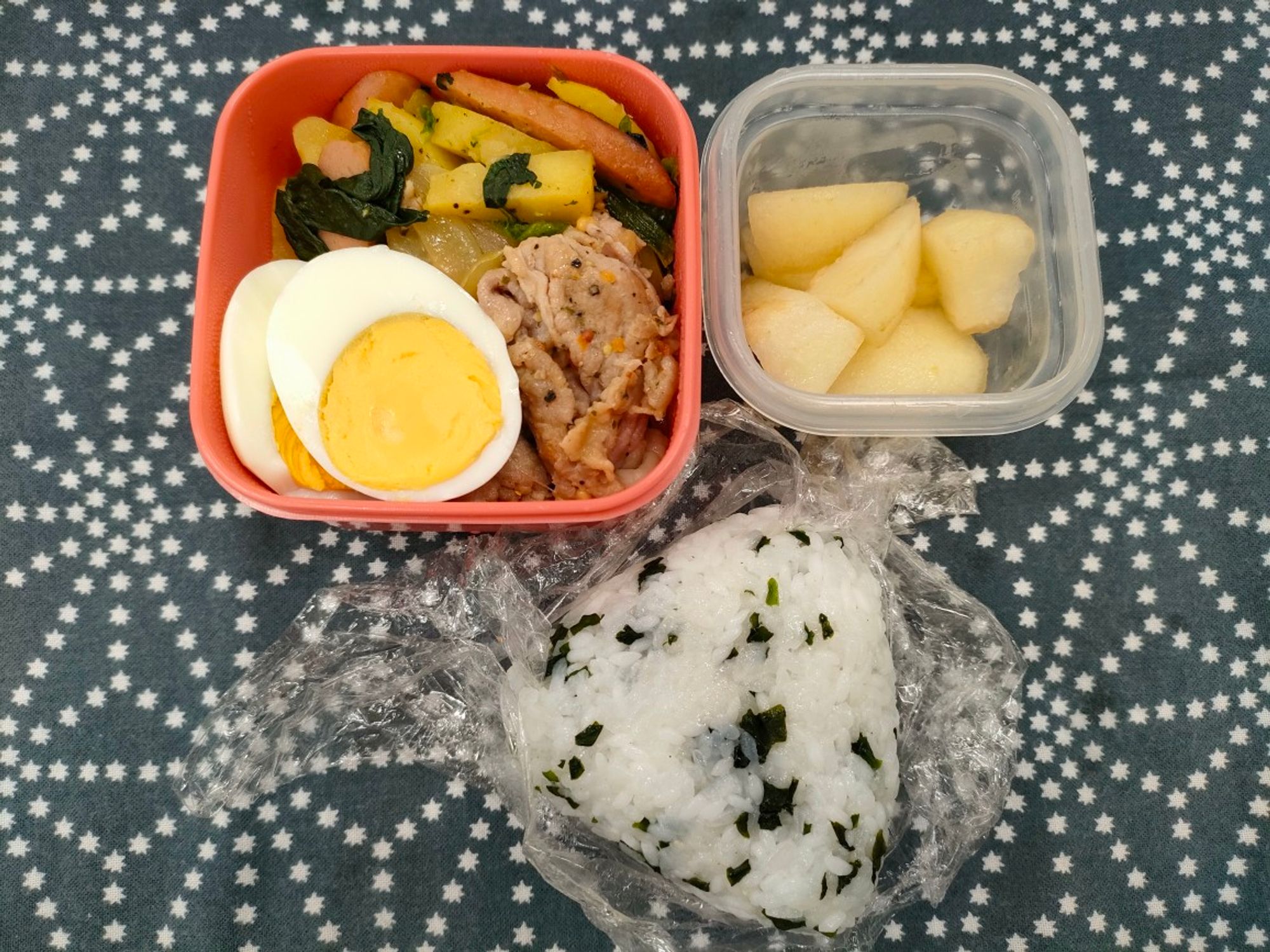 今日の昼ごはん　わかめおにぎり、ゆで卵、豚肉のスパイス焼き、ジャーマンポテト風、梨