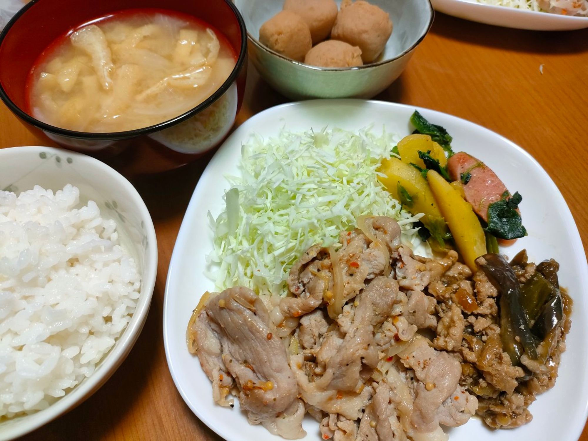 今日の夜ごはん　豚ロースのスパイス焼き、ナスのひき肉あんかけ、ジャーマンポテト風、キャベツ、さといも、味噌汁、白米