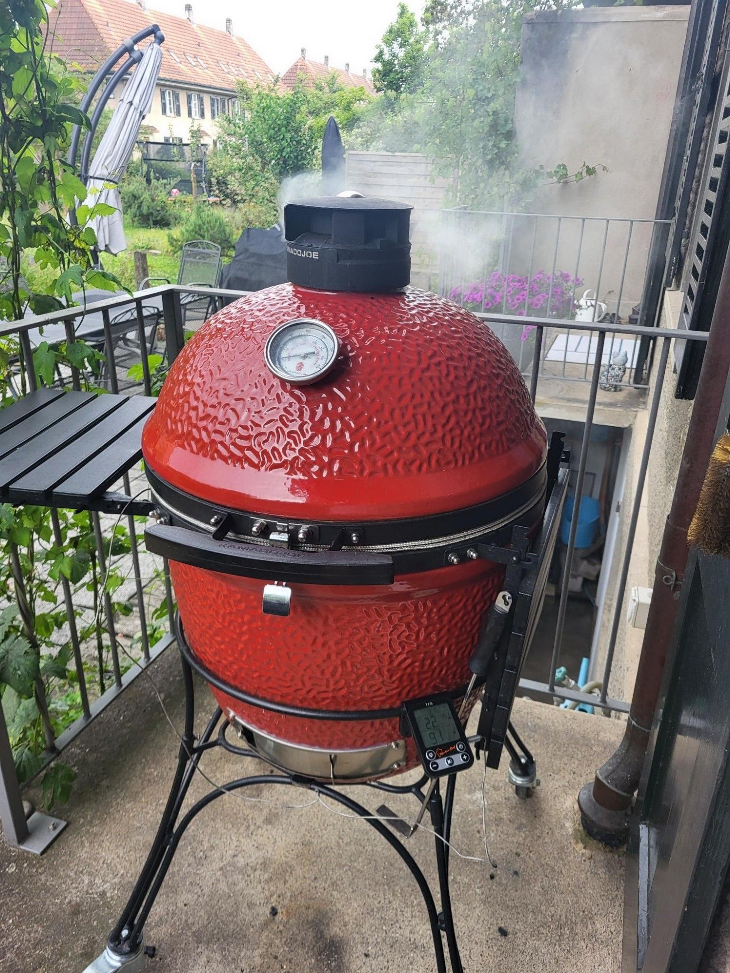 Ein Kamadojoe Grill. Oben tritt Rauch aus.