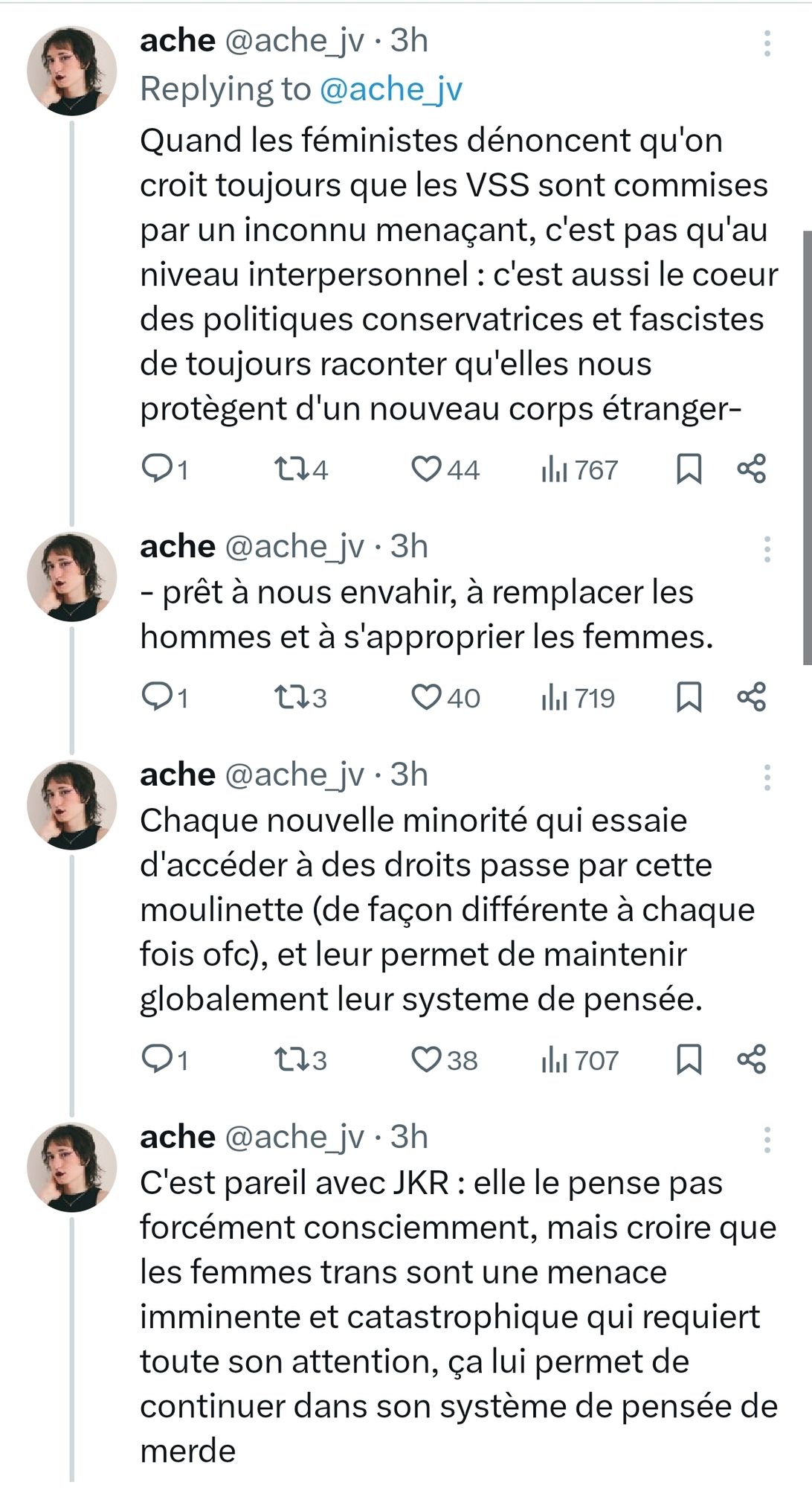 Quand les féministes dénoncent qu'on croit toujours que les VSS sont commises par un inconnu menaçant, c'est pas qu'au niveau interpersonnel : c'est aussi le coeur des politiques conservatrices et fascistes de toujours raconter qu'elles nous protègent d'un nouveau corps étranger prêt à nous envahir, à remplacer les hommes et à s'approprier les femmes.
Chaque nouvelle minorité qui essaie d'accéder à des droits passe par cette moulinette (de façon différente à chaque fois ofc), et leur permet de maintenir globalement leur systeme de pensée.
C'est pareil avec JKR : elle le pense pas forcément consciemment, mais croire que les femmes trans sont une menace imminente et catastrophique qui requiert toute son attention, ça lui permet de continuer dans son système de pensée de merde