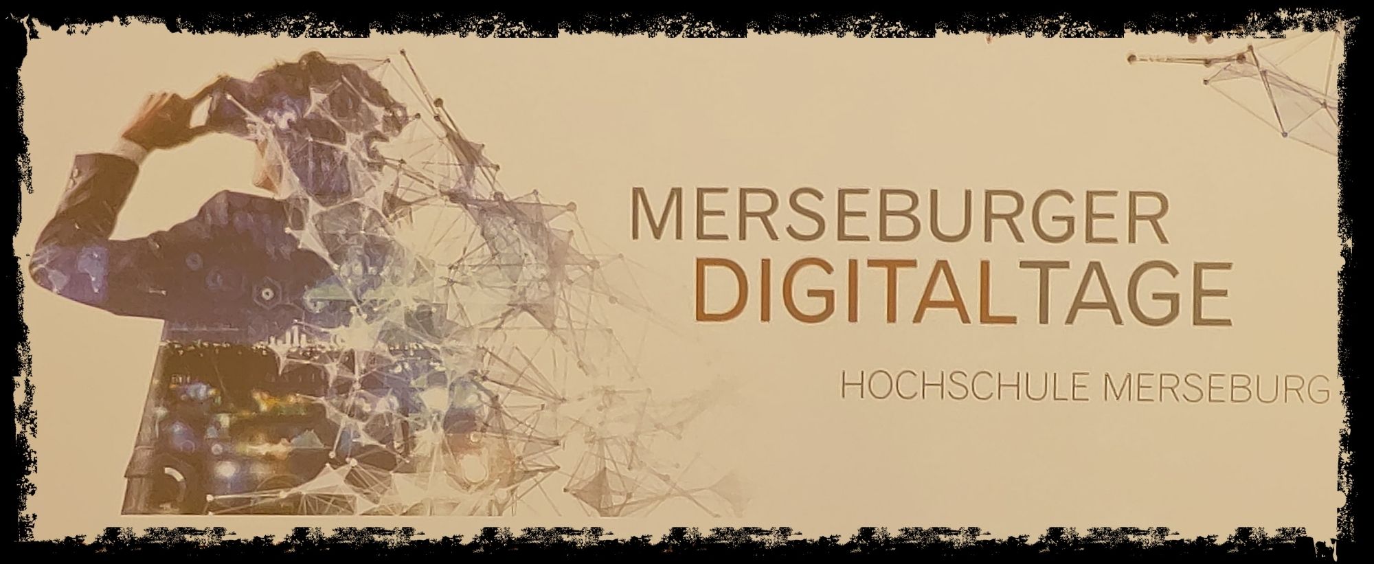 Titelgrafik mit einem Menschen der mit dem Smartphone Ausschau hält und sich in digitale Muster auflöst zum Titel 'Merseburger Digitaltage' Hochschule Merseburg