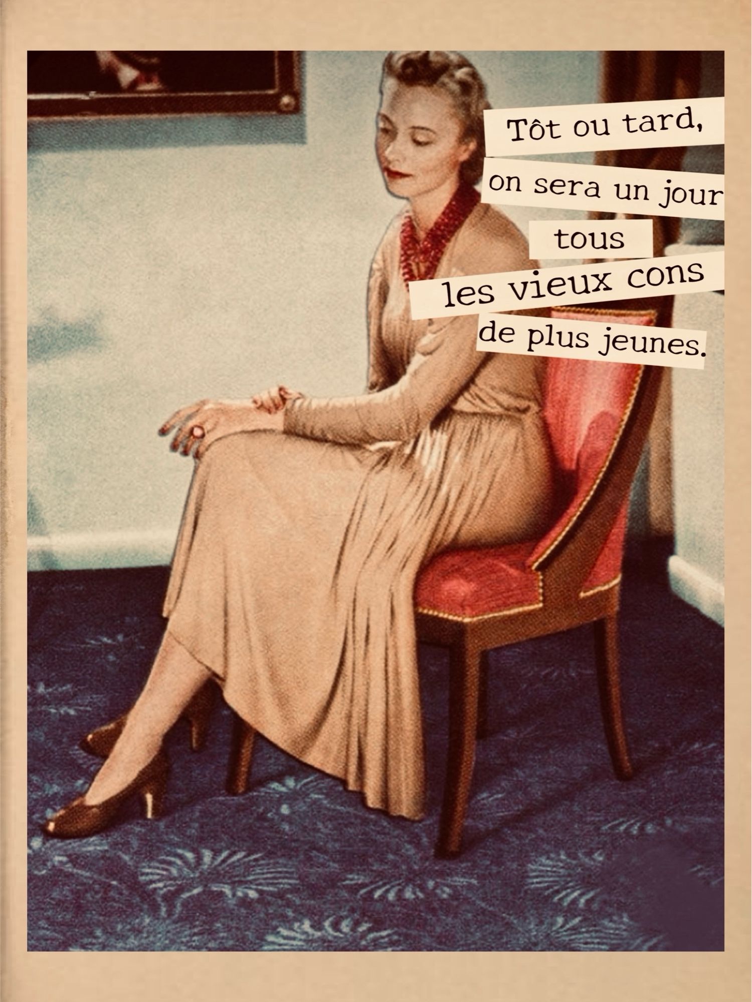 Tôt ou tard, on sera tous un jour les vieux cons de plus jeunes, pense une femme assise, la tête penchée vers la gauche dans un décor et un style des années cinquante.