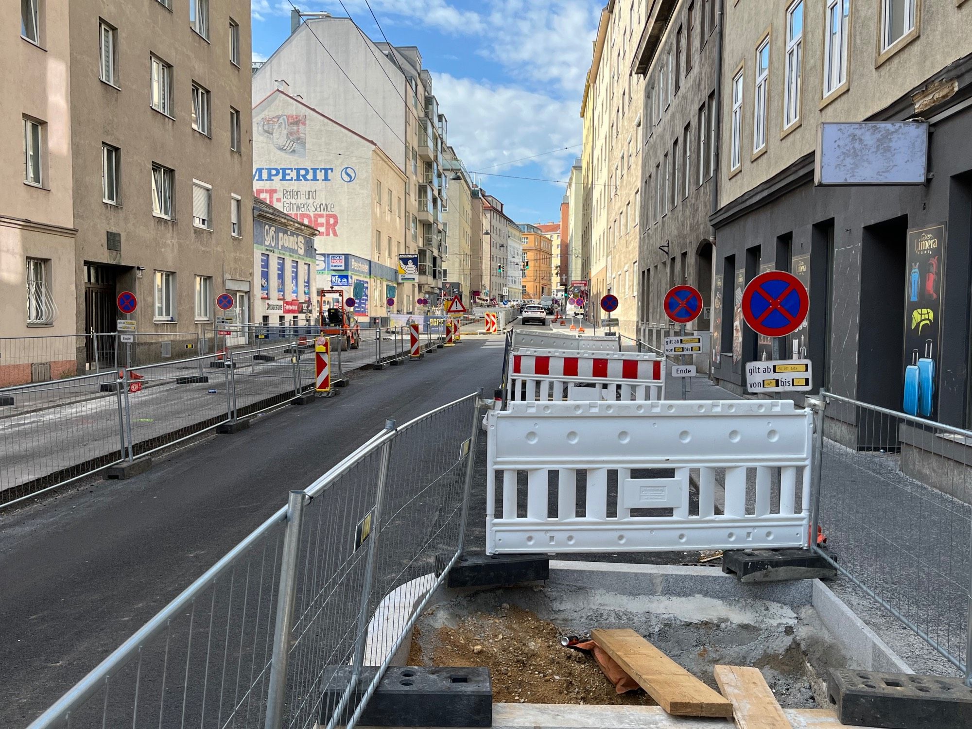 Baustelle in der Herndlgasse, Wien Favoriten, für einen baulich getrennten Zweirichtungsradweg