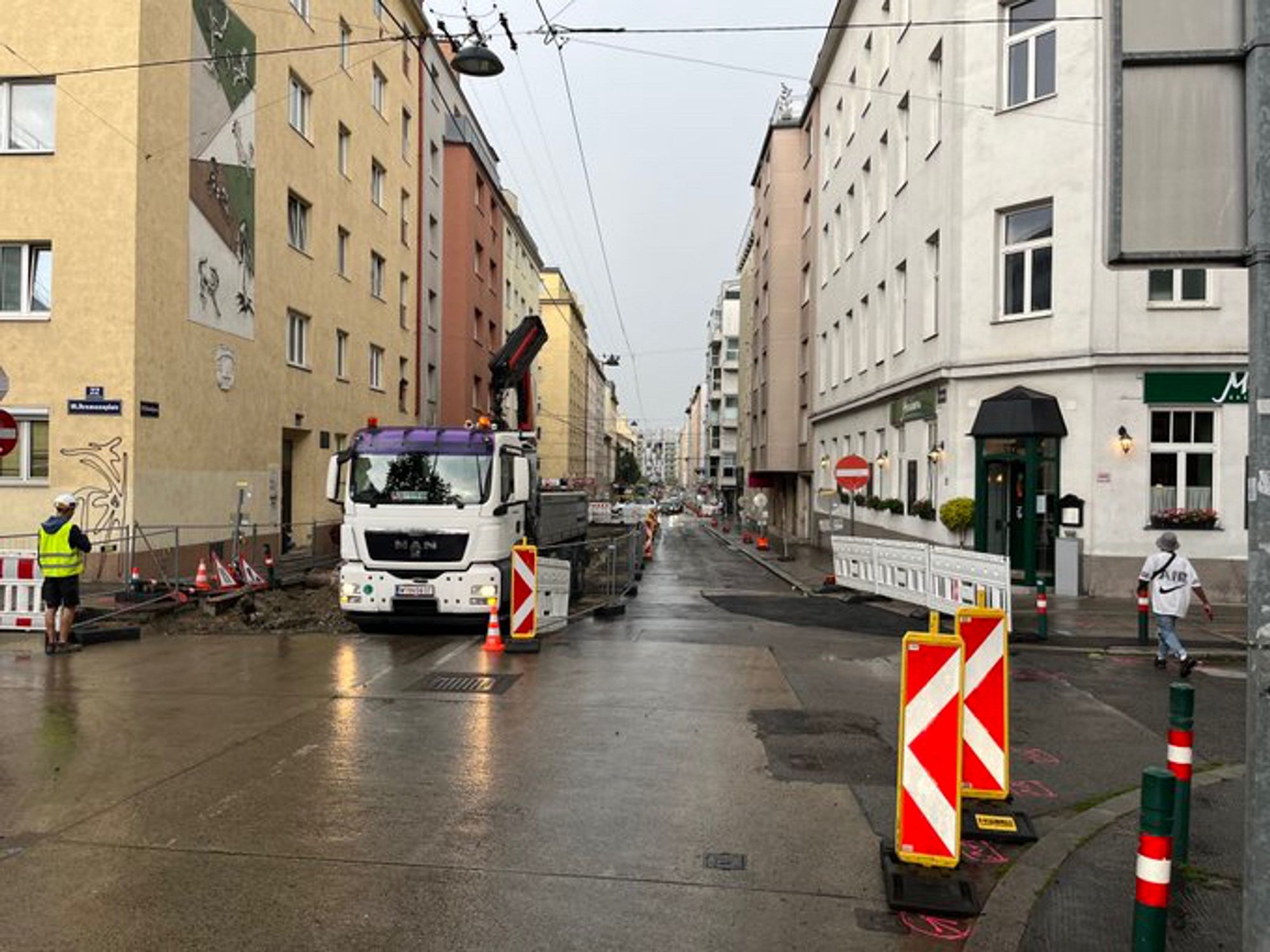 Baustelle in der Herndlgasse für den neuen Fahrrad-Highway in Wien Favoriten, eine von zwei Fahrspuren abgesperrt, Lastwagen