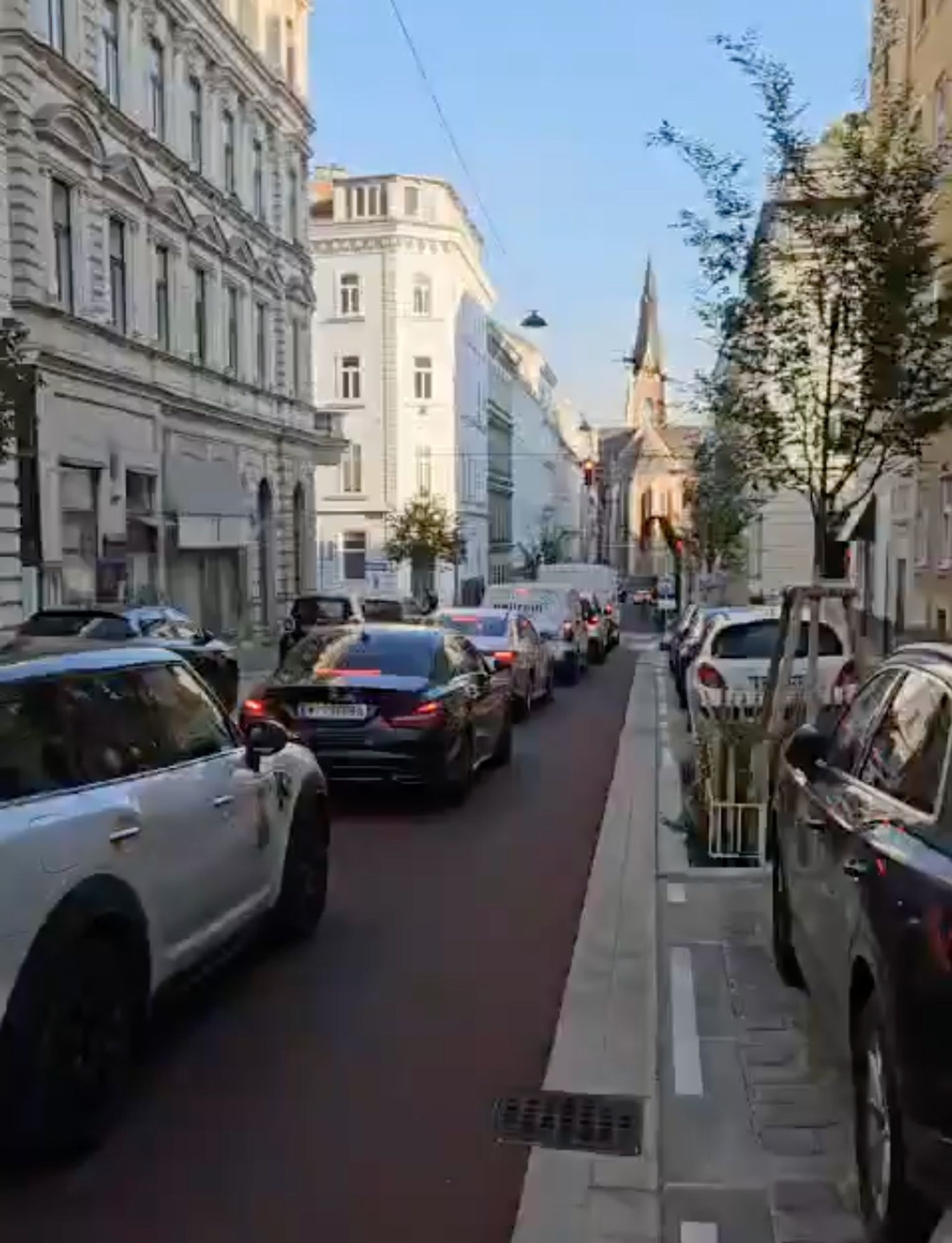 Gerade umgebaute Fahrradstraße Argentinierstraße, wo Autos nach StVO nur zu-und abfahren dürfen. Stau im Frühverkehr, weil Autofahrer sich nicht an die StVO halten.