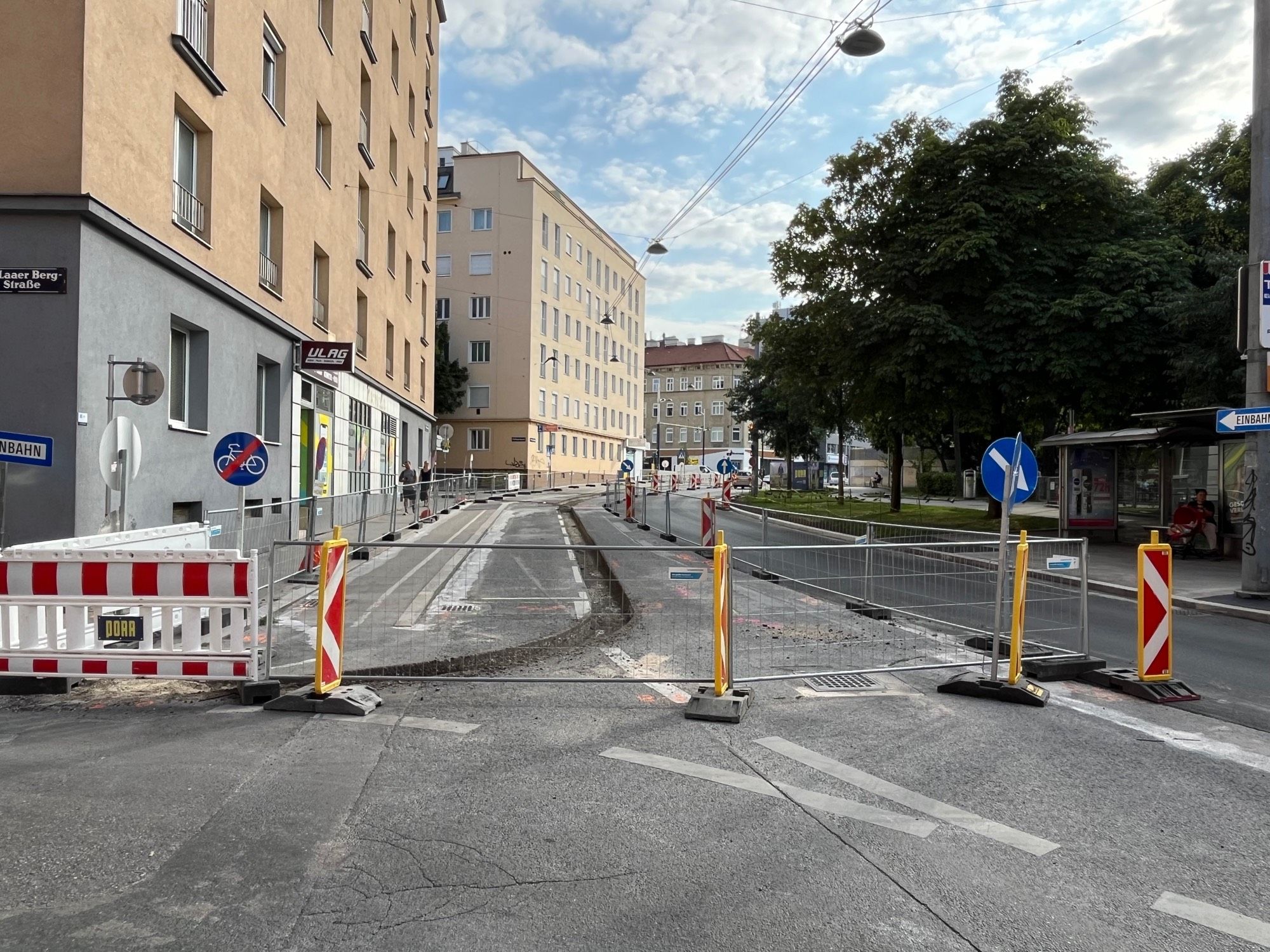 Baustelle für den Radweg, Fräsung für die Randsteine gut zu erkennen