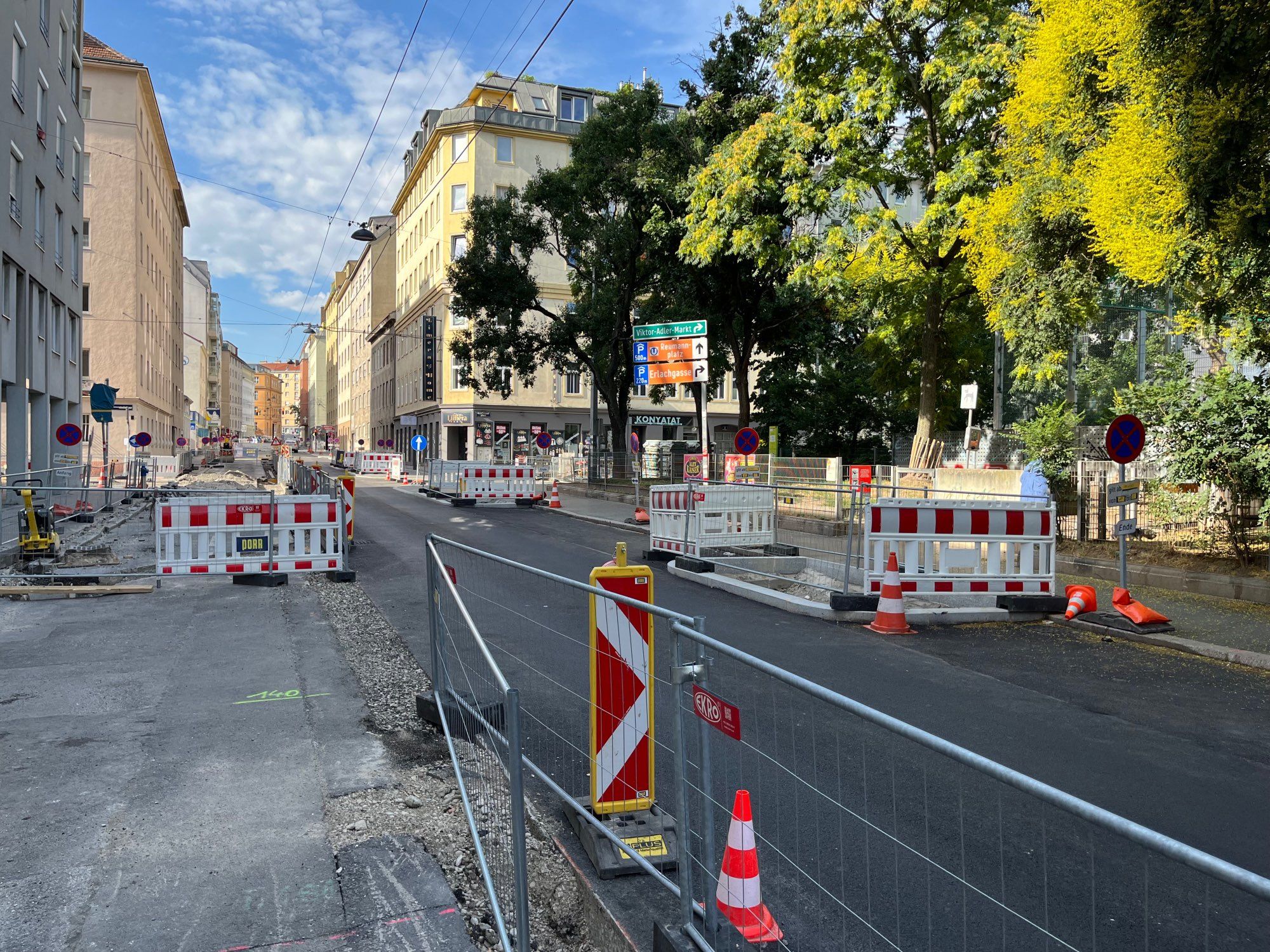 Baustelle in der Herndlgasse, Wien Favoriten, für einen baulich getrennten Zweirichtungsradweg, zu sehen neue Baumscheiben