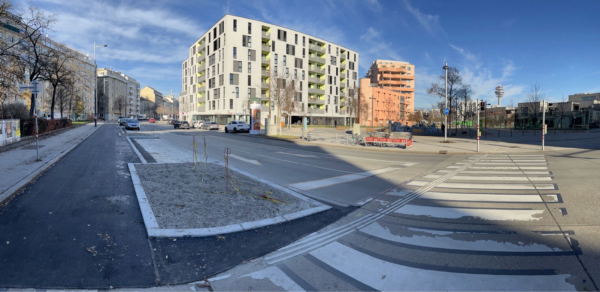 Neu gebaute Begrünung auf der Sonnwendgasse in Wien Favoriten als Teil der Umbauten und Fahrspur-Reduktion für den Radhighway Süd, im Hintergrund das Sonnwendviertel und der WirWasser-Brunnen