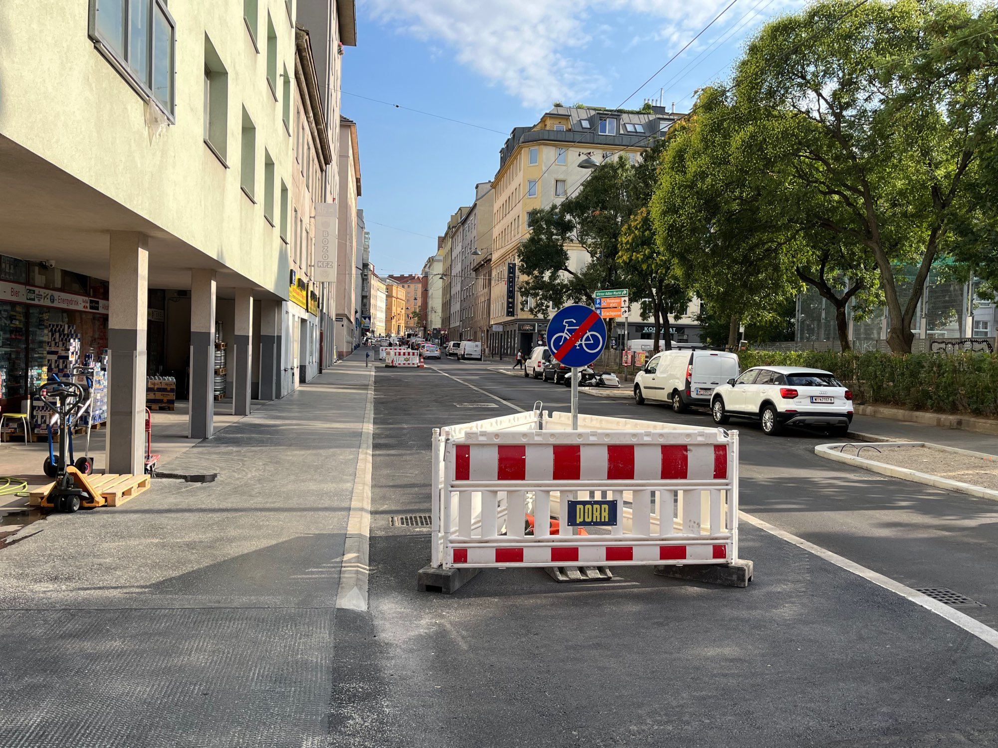 Fertig gebauter aber noch nicht geöffneter Radweg