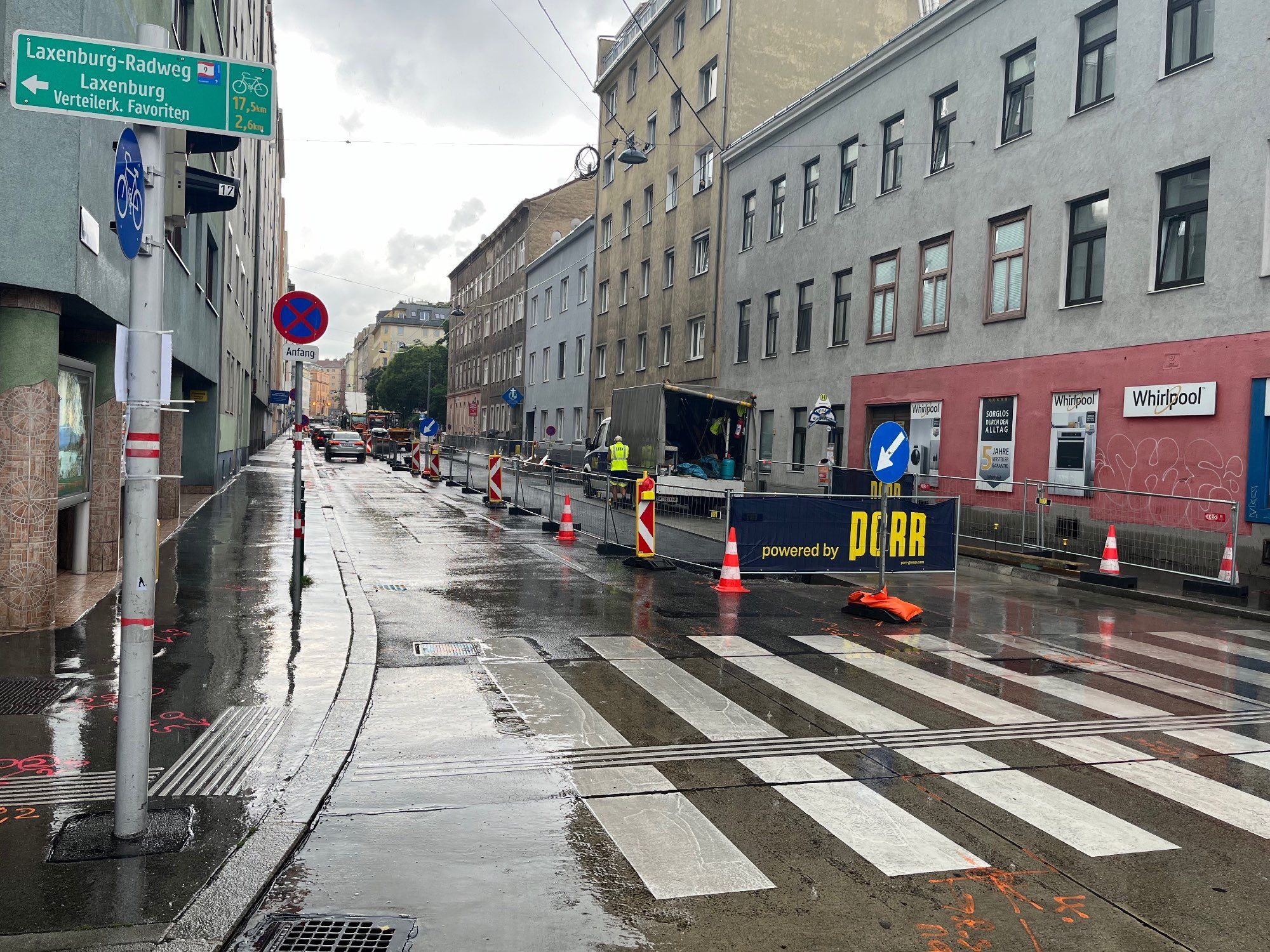 Baustelle in der Herndlgasse für den neuen Fahrrad-Highway in Wien Favoriten, früher zwei-spurige Straße wird nun auf eine Spur reduziert, um Platz für einen baulich getrennten Radweg zu schaffen