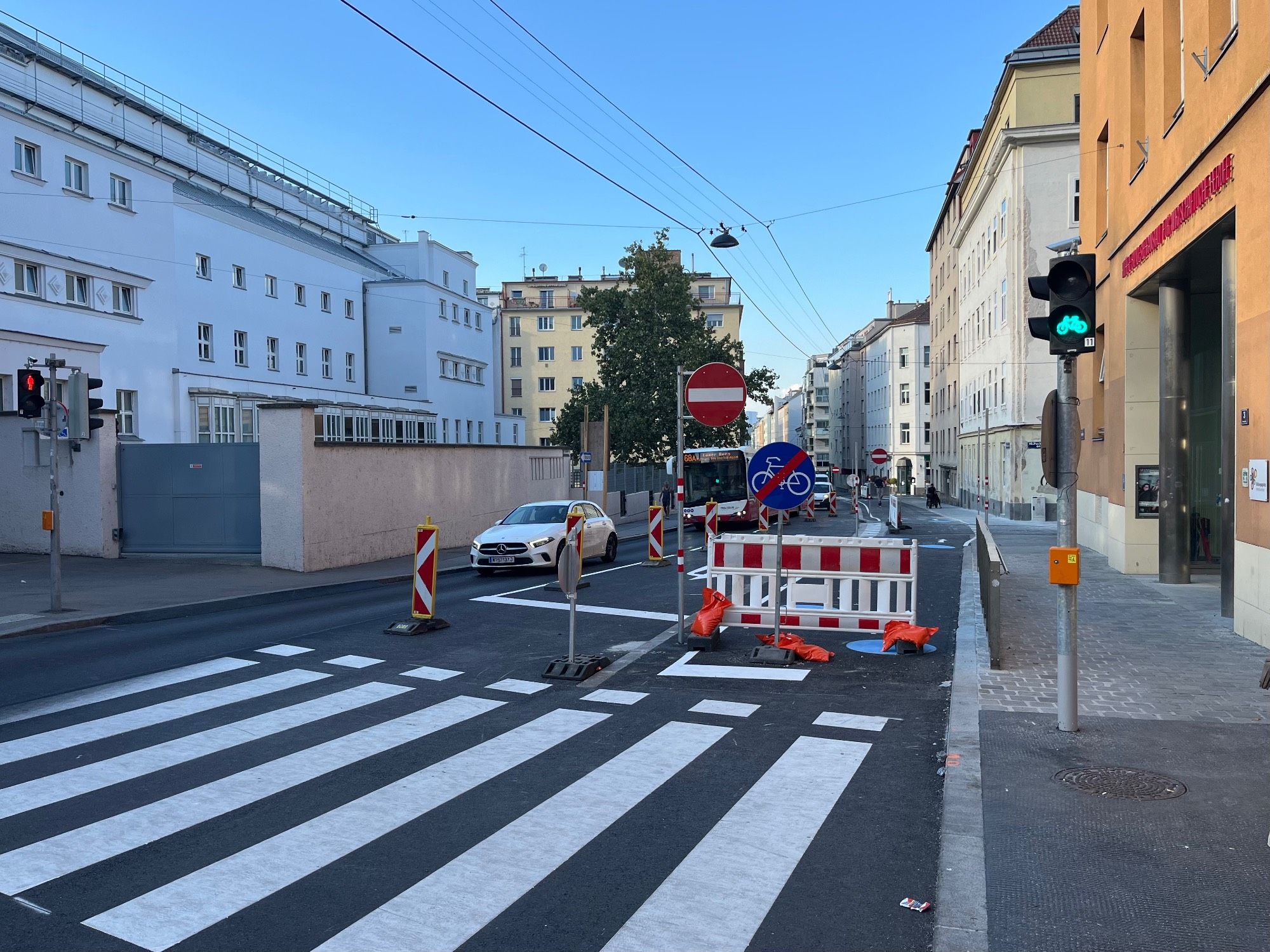 Baustelle auf der Herndlgasse, baulich getrennter Radweg fertiggestellt aber noch nicht für den Verkehr freigegeben