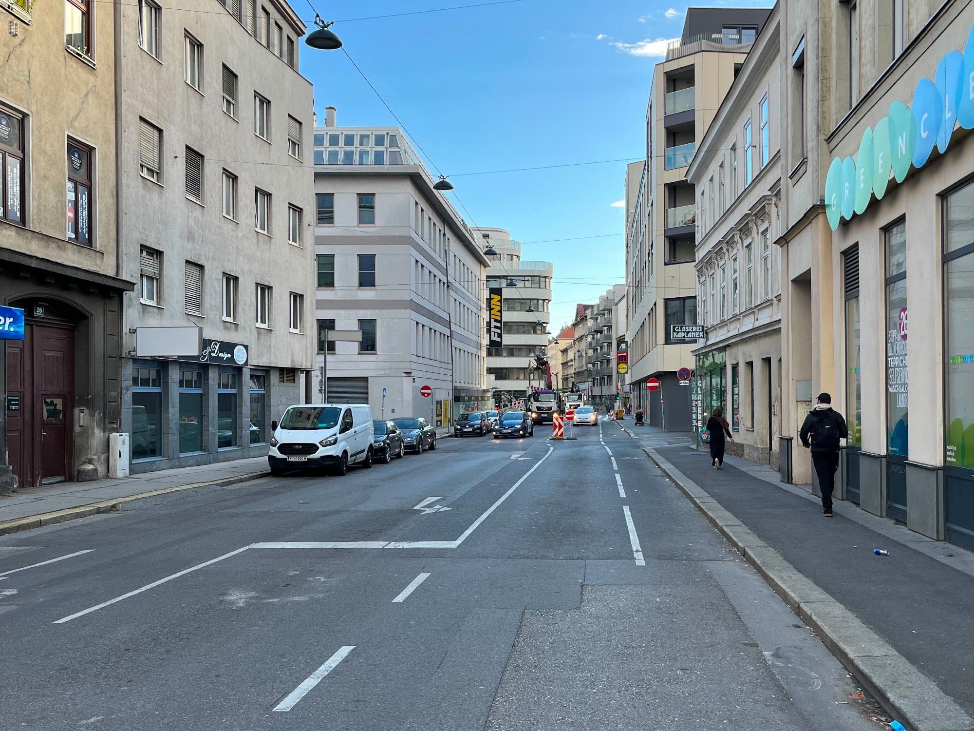 Landgutgasse auf Höhe Favoritenstraße seit Jahren wegen Baustellen als Einbahn geführt, im Hintergrund die Baustelle des früheren Einkaufshauses Tlapa