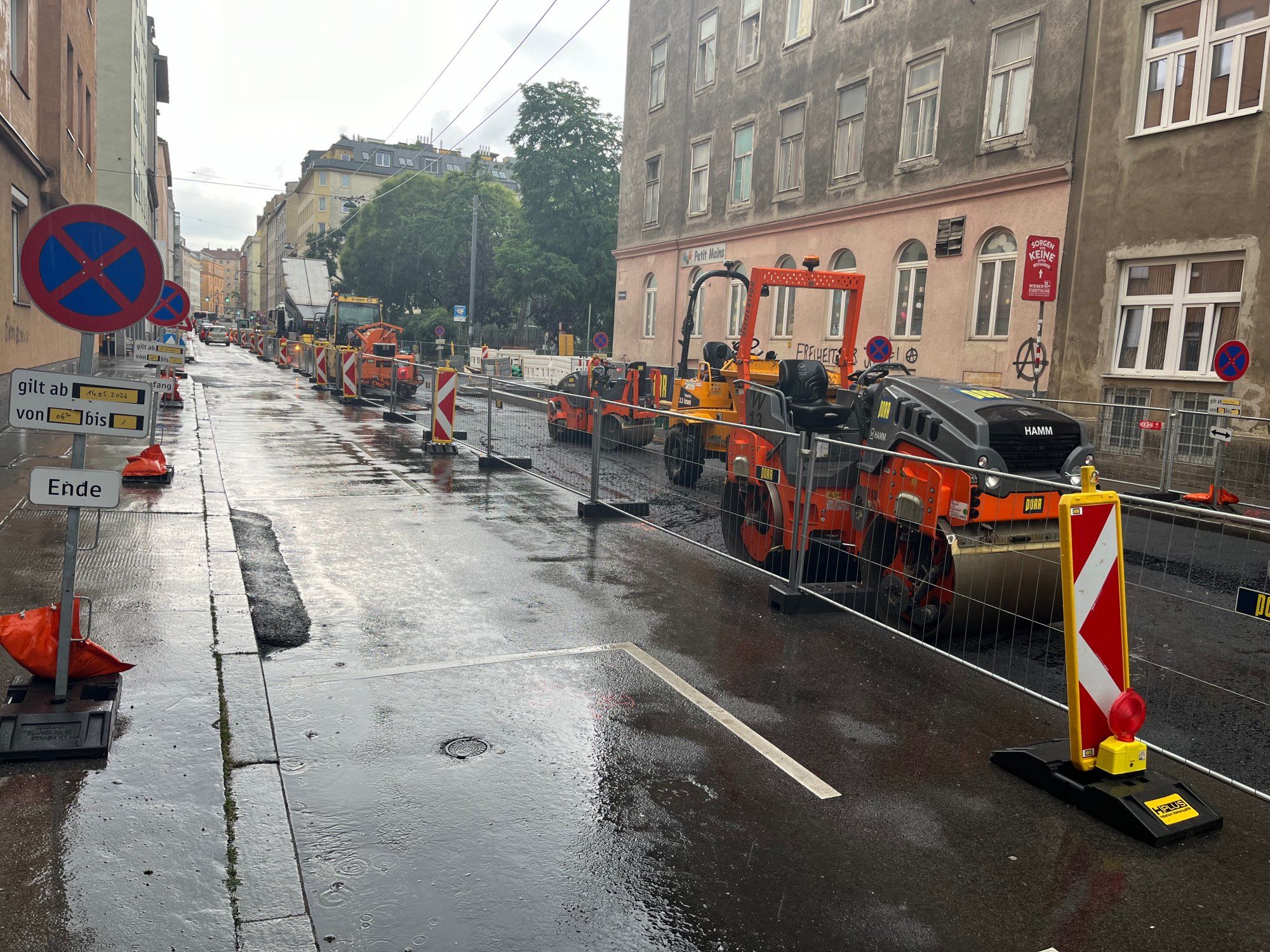 Baustelle in der Herndlgasse für den neuen Fahrrad-Highway in Wien Favoriten, eine von zwei Fahrspuren abgesperrt, Baumaschinen