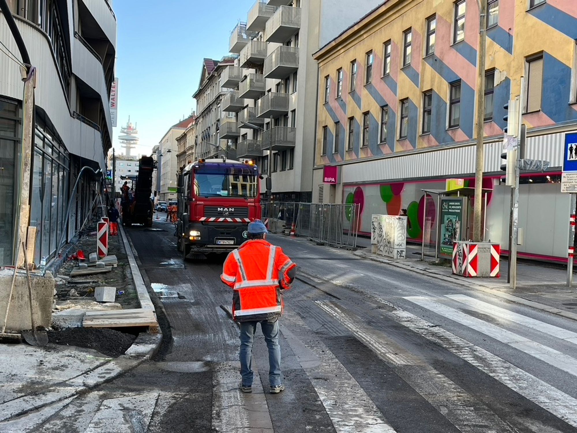 Bauarbeiten auf der Landgutgasse vor der Tlapa-Baustelle, Wegfräsen des Asphalts für Sanierung der Straße