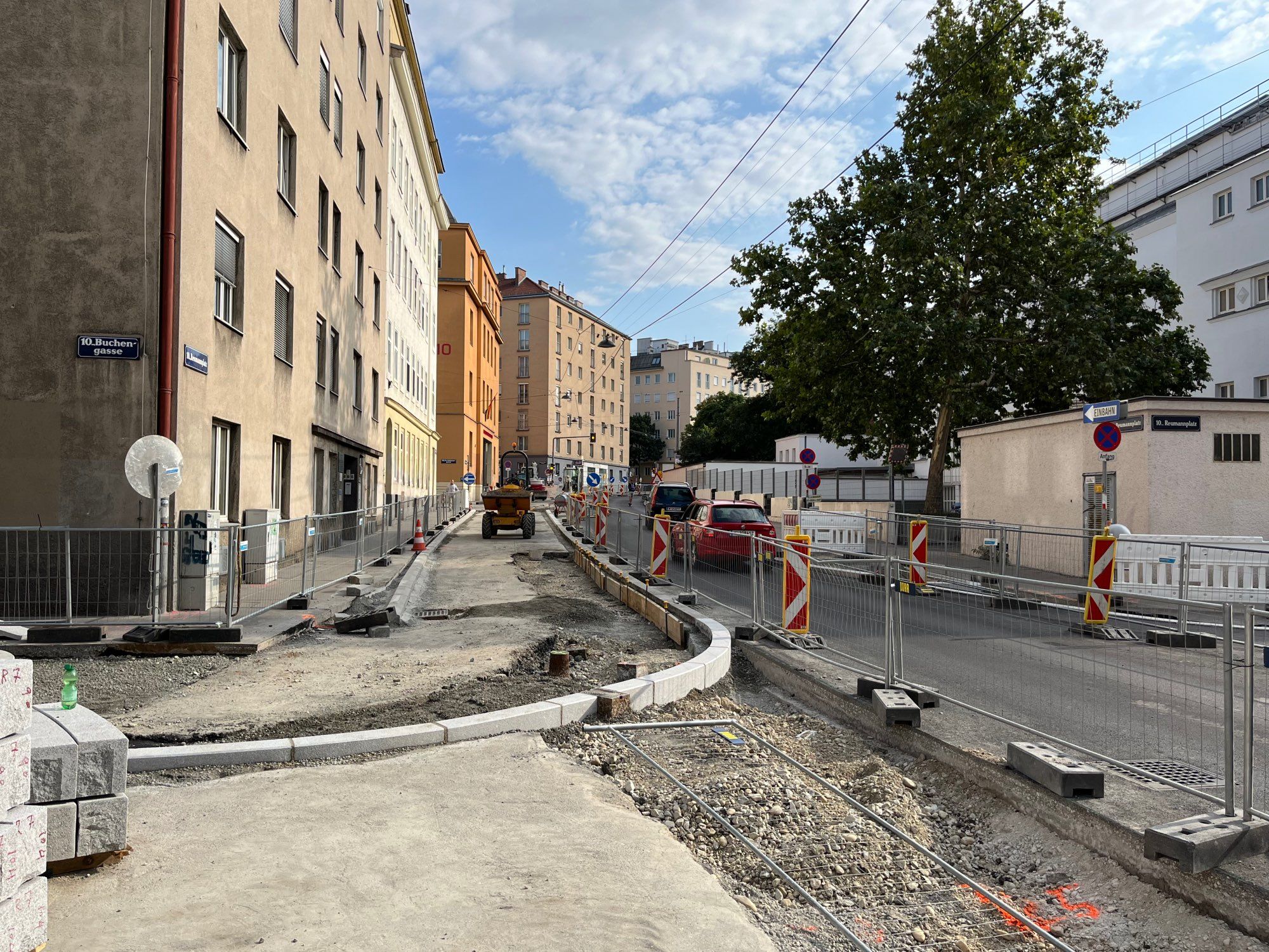 Radweg-Baustelle, neu gesetzte Randsteine lassen den Radweg bereits gut erkennen