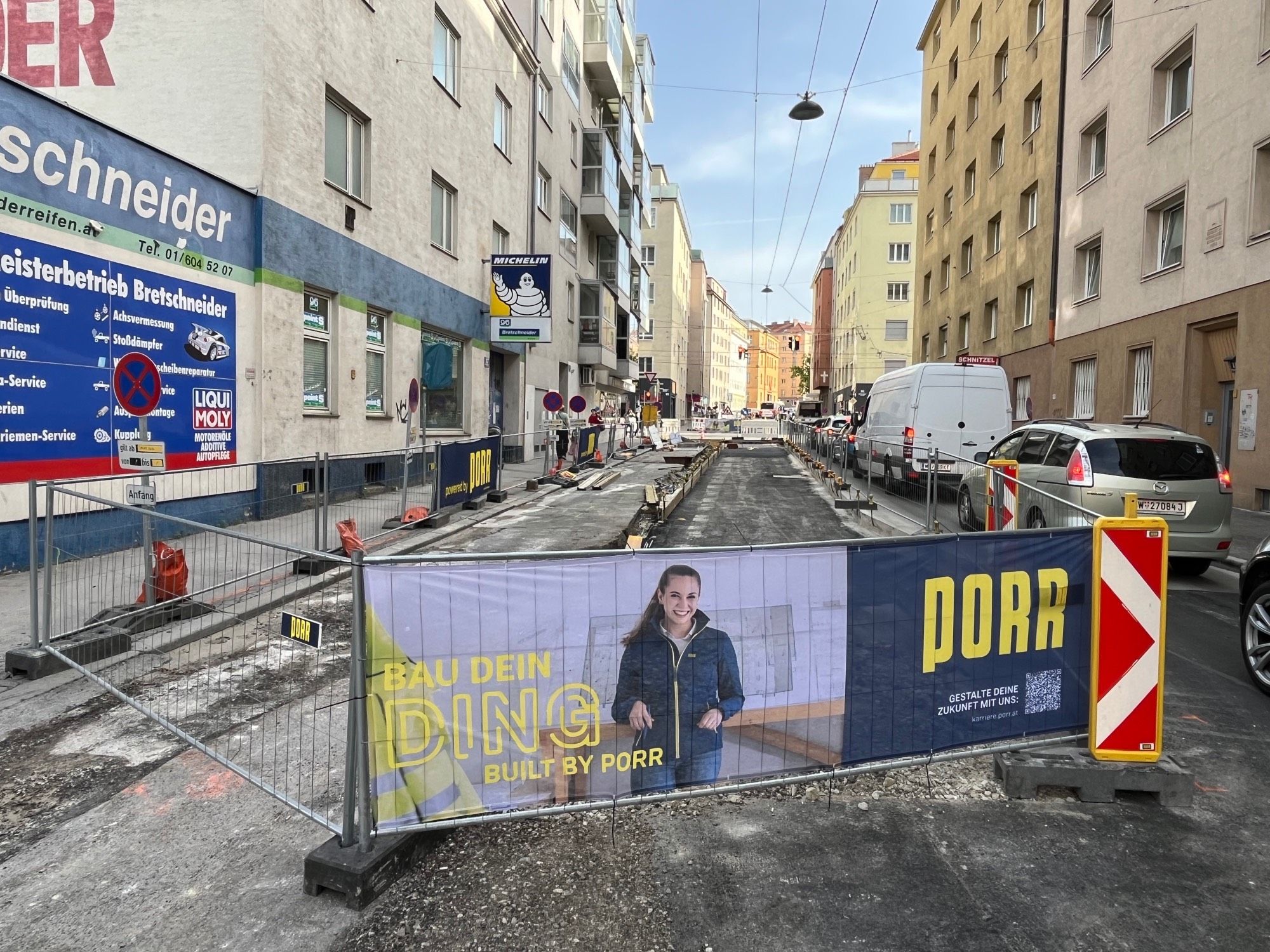 Baustelle in der Herndlgasse, Wien Favoriten, für einen baulich getrennten Zweirichtungsradweg