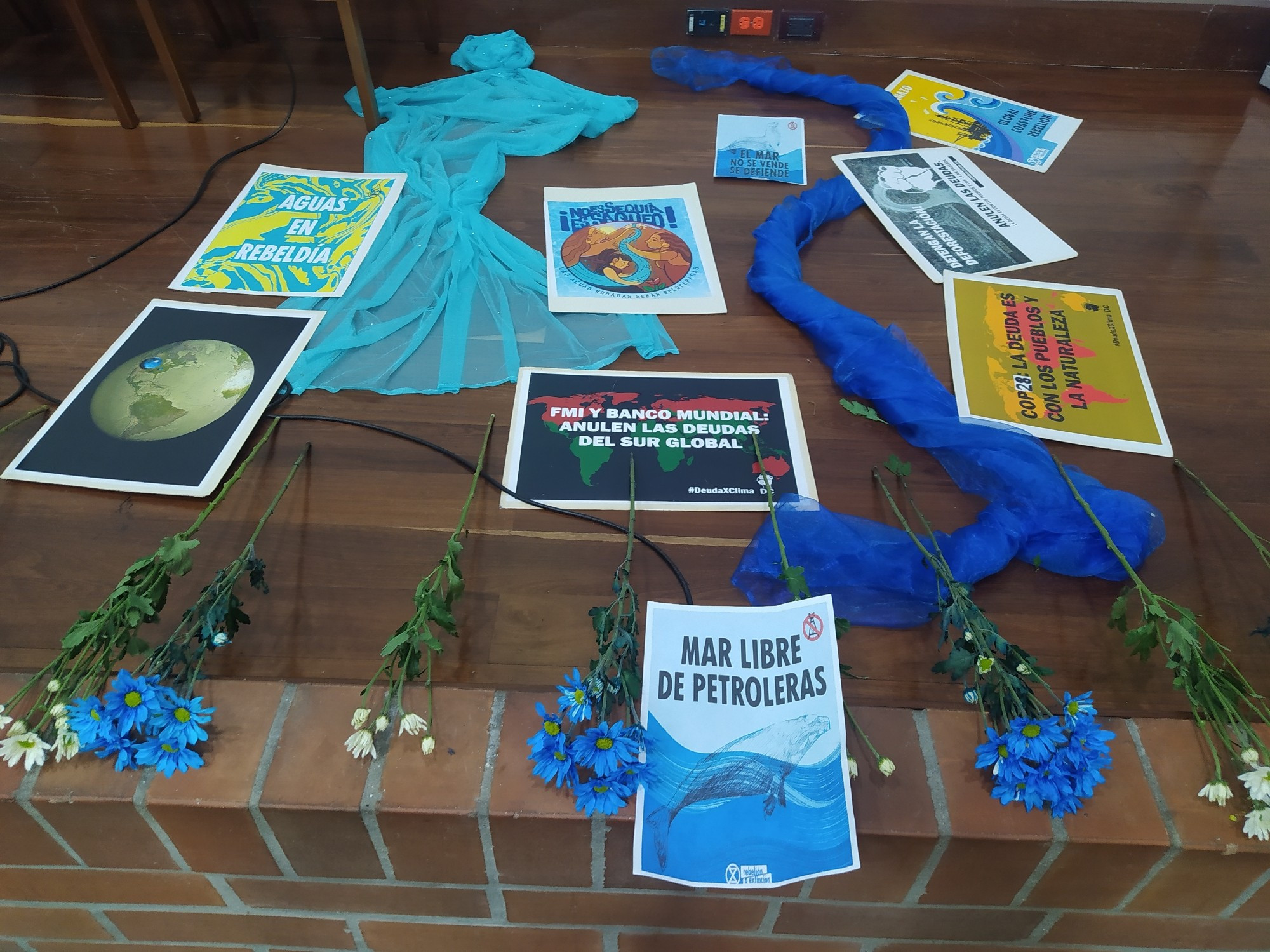 Flowers, blue cloths and places calling for the right on clean water and the cancellation of illegitimate debts.