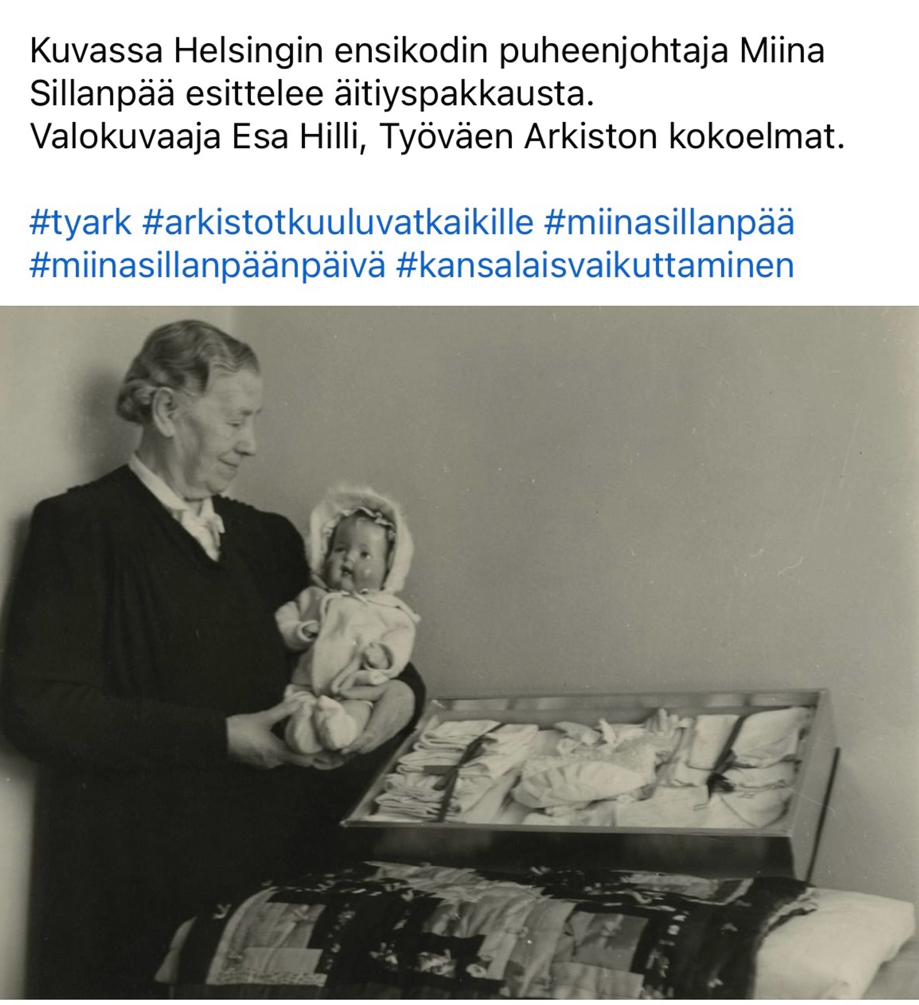 Kuvassa Helsingin ensikodin puheenjohtaja Miina Sillanpää esittelee äitiyspakkausta.
Valokuvaaja Esa Hilli, Työväen Arkiston kokoelmat.

#tyark #arkistotkuuluvatkaikille #miinasillanpää #miinasillanpäänpäivä #kansalaisvaikuttaminen