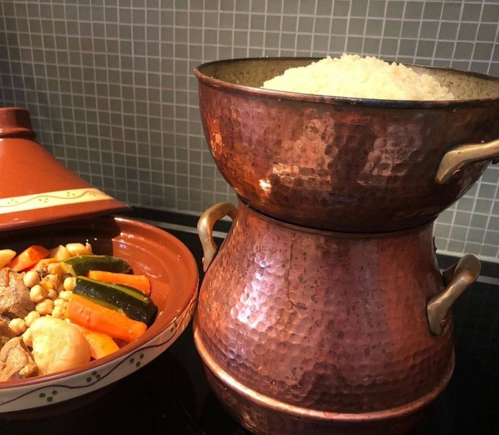 Couscoussier avec semoule et tajine rempli de légume