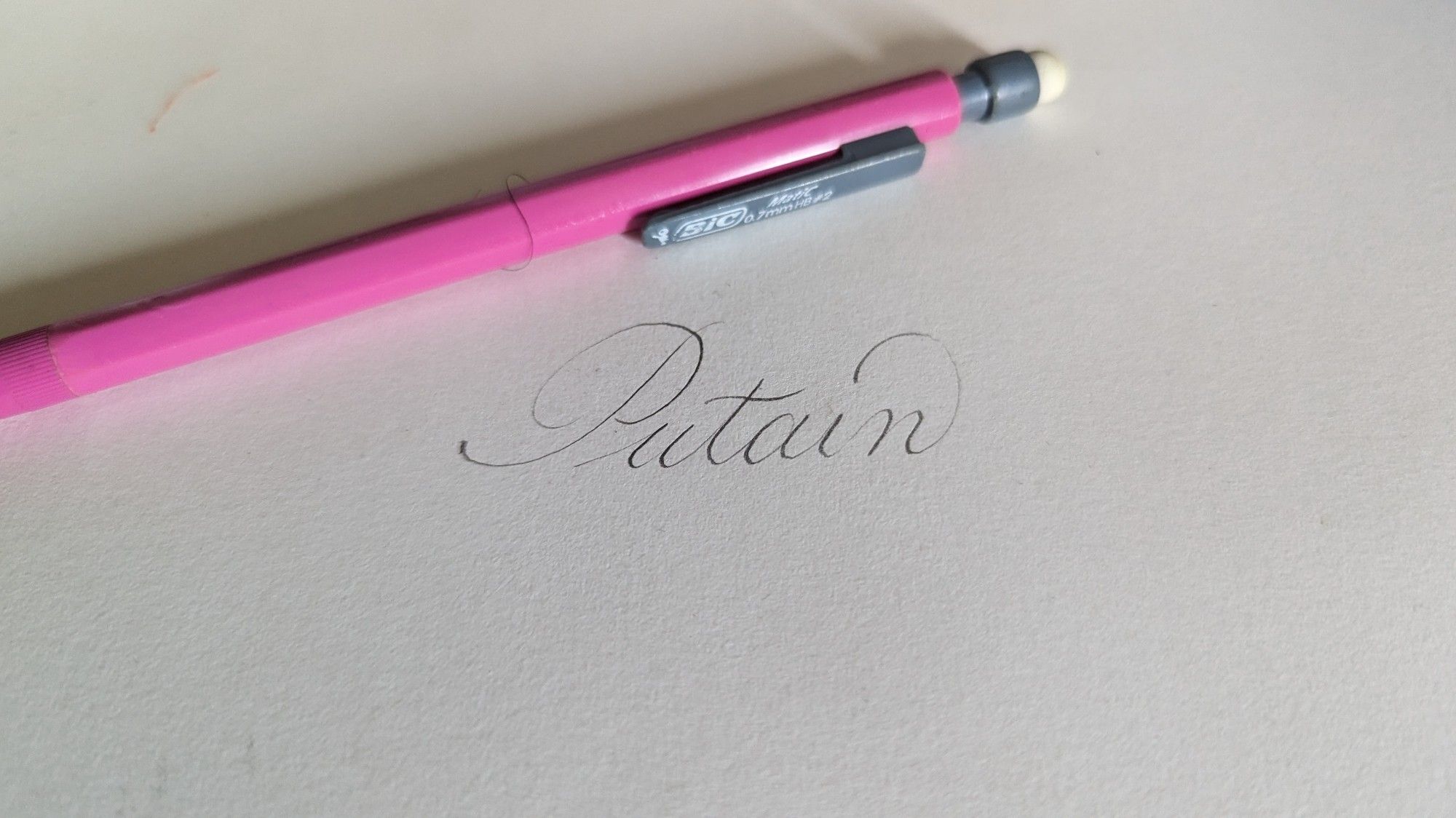 Calligraphie au crayon pour marquer le mot putain