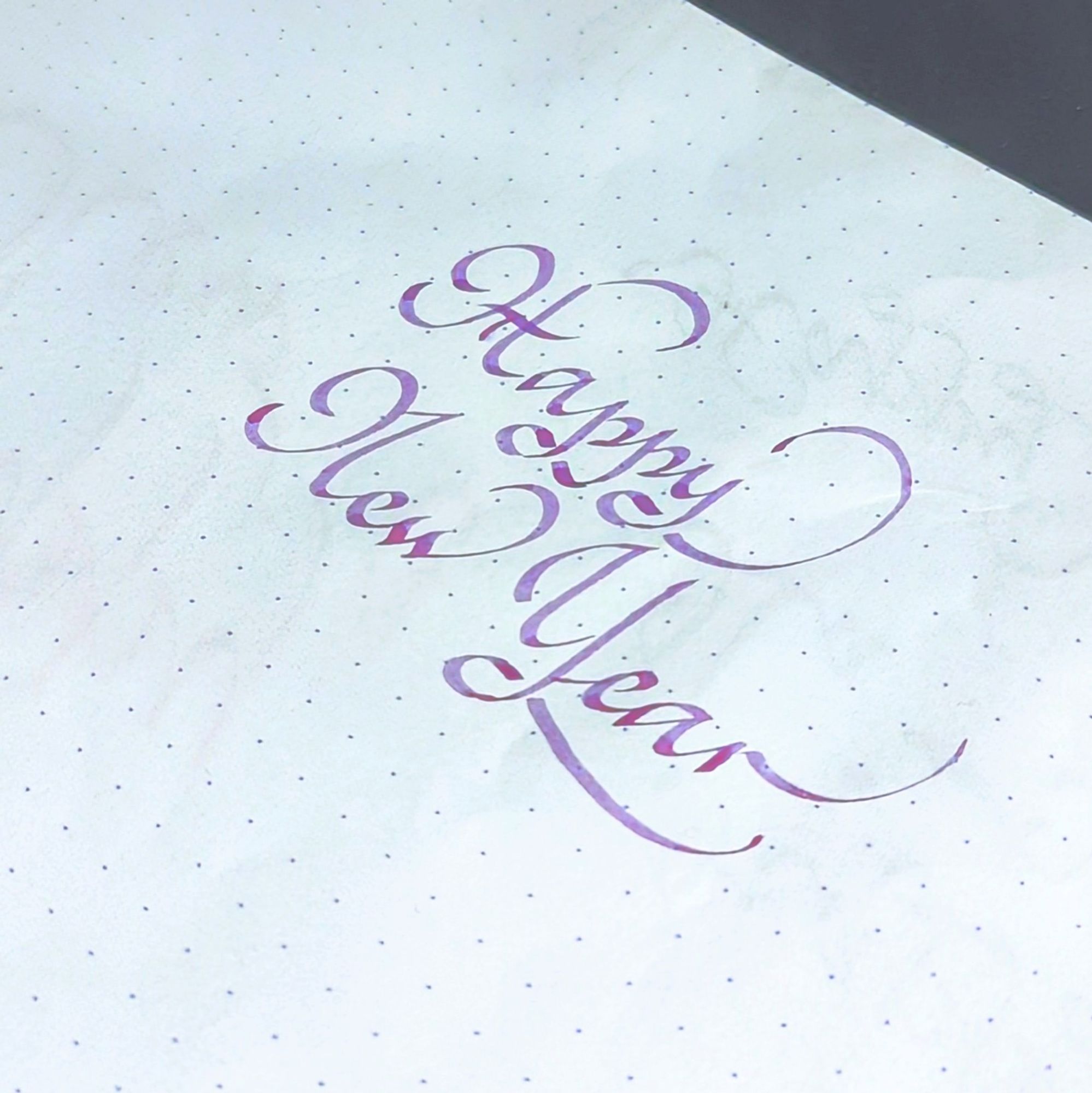 Happy New Year en calligraphie en anglais et violet