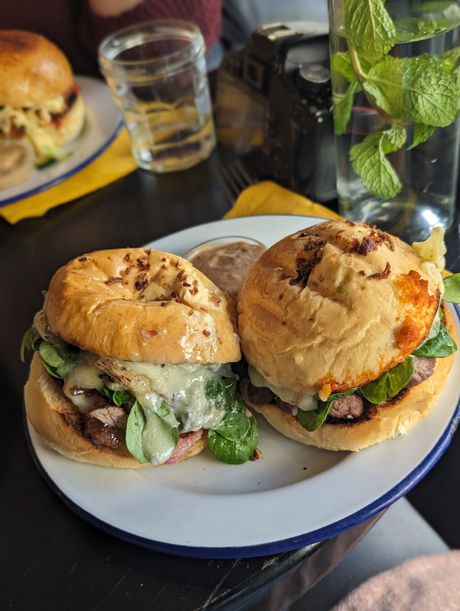 Deux burger sur une assiette