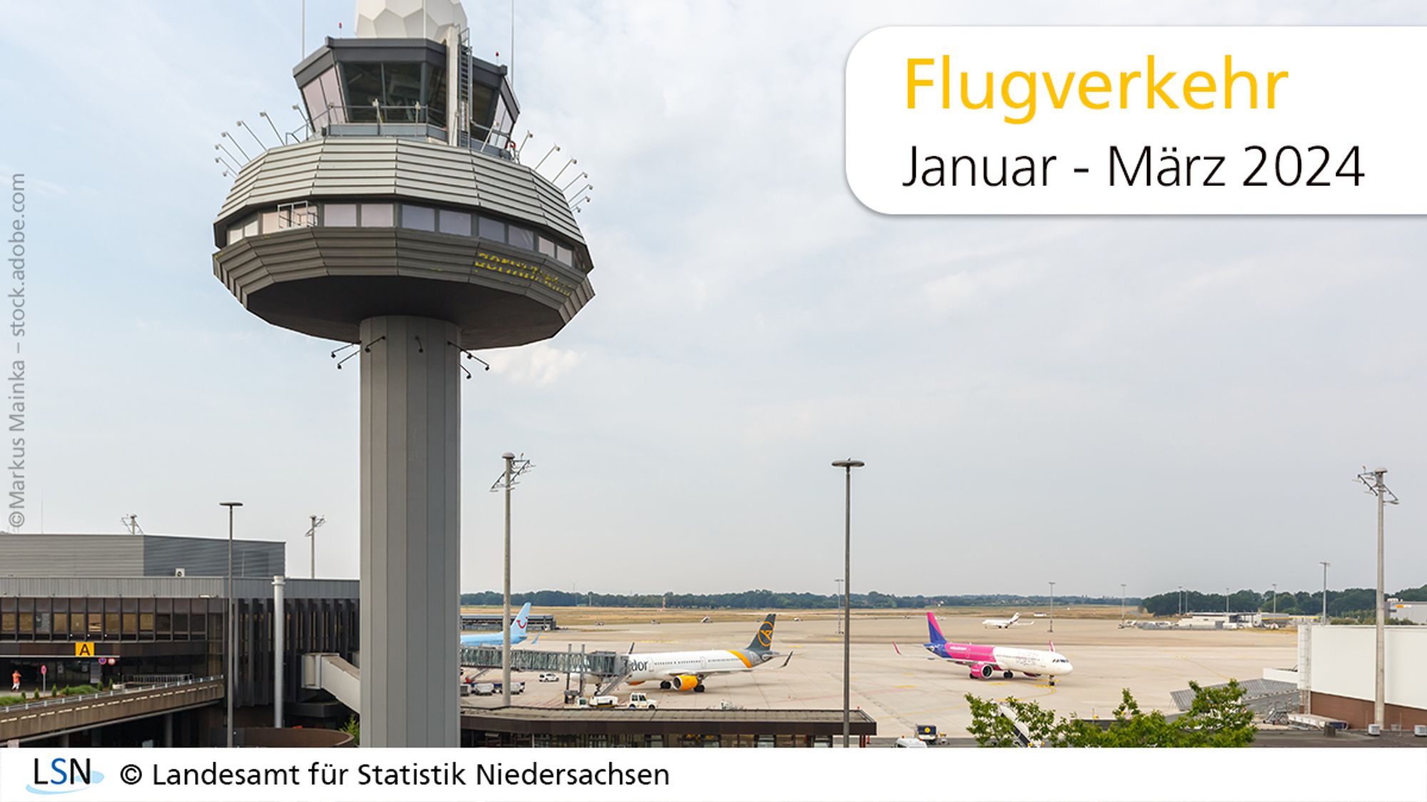 Flugverkehr, Januar bis März 2024. Das Bild zeigt den Flughafen Hannover-Langenhagen mit Tower und Rollfeld.