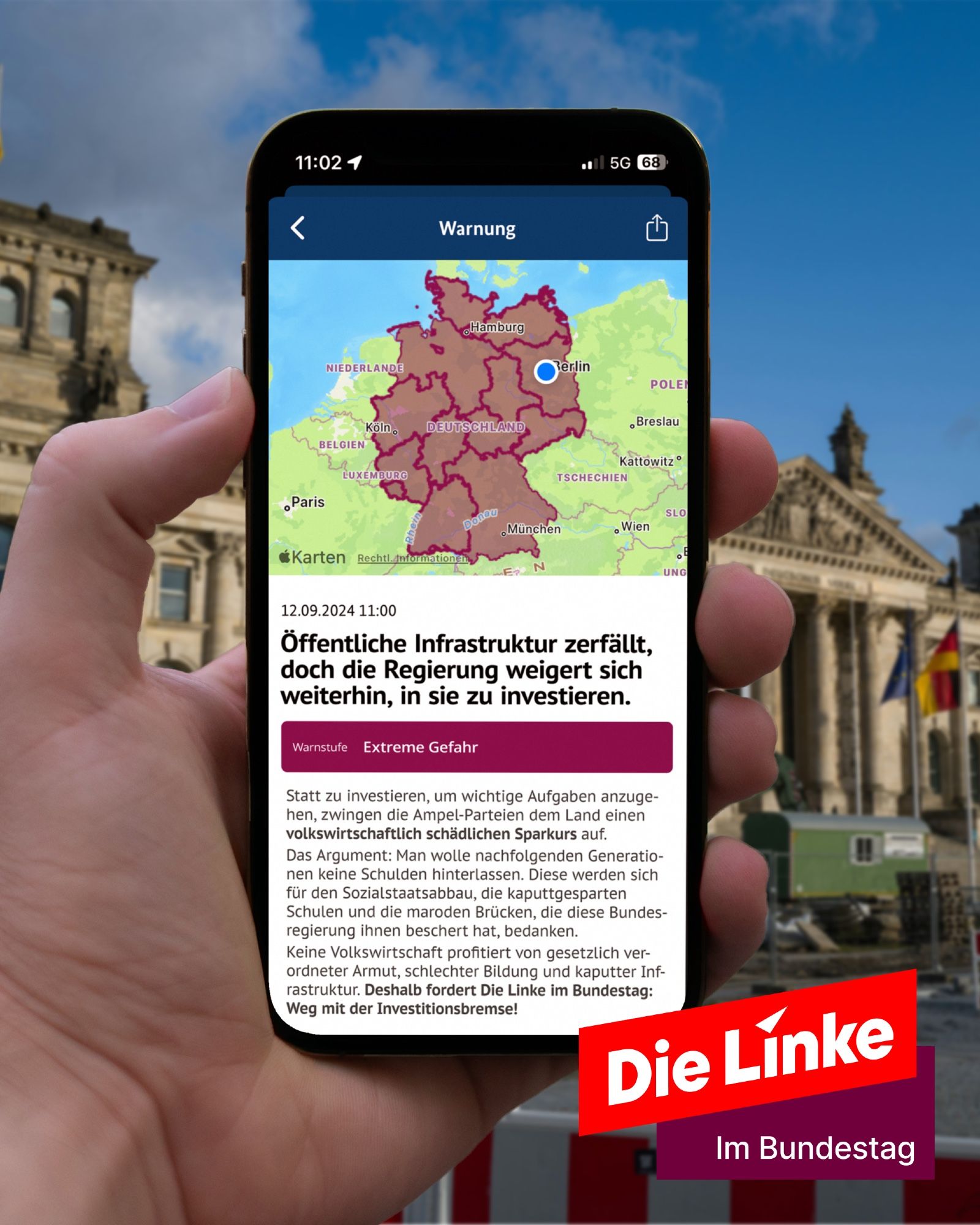 Vor dem Reichstagsgebäude hält jemand ein Smartphone in die Kamera. Darauf ist die NINA-App zu sehen, die am heutigen Warntag zum Einsatz kam. Doch statt einer Test-Warnung steht dort: 
Überschrift: „Öffentliche Infrastruktur zerfällt, doch die Regierung weigert sich weiterhin, in sie zu investieren.“
Darunter: „Statt zu investieren, um wichtige Aufgaben anzugehen, zwingen die Ampel-Parteien dem Land einen volkswirtschaftlich schädlichen Sparkurs auf.
Das Argument: Man wolle nachfolgenden Generationen keine Schulden hinterlassen. Diese werden sich für den Sozialstaatsabbau, die kaputtgesparten Schulen und die maroden Brücken, die diese Bundesregierung ihnen beschert hat, bedanken.
Keine Volkswirtschaft profitiert von gesetzlich verordneter Armut, schlechter Bildung und kaputter Infrastruktur. Deshalb fordert Die Linke im Bundestag: Weg mit der Investitionsbremse!“