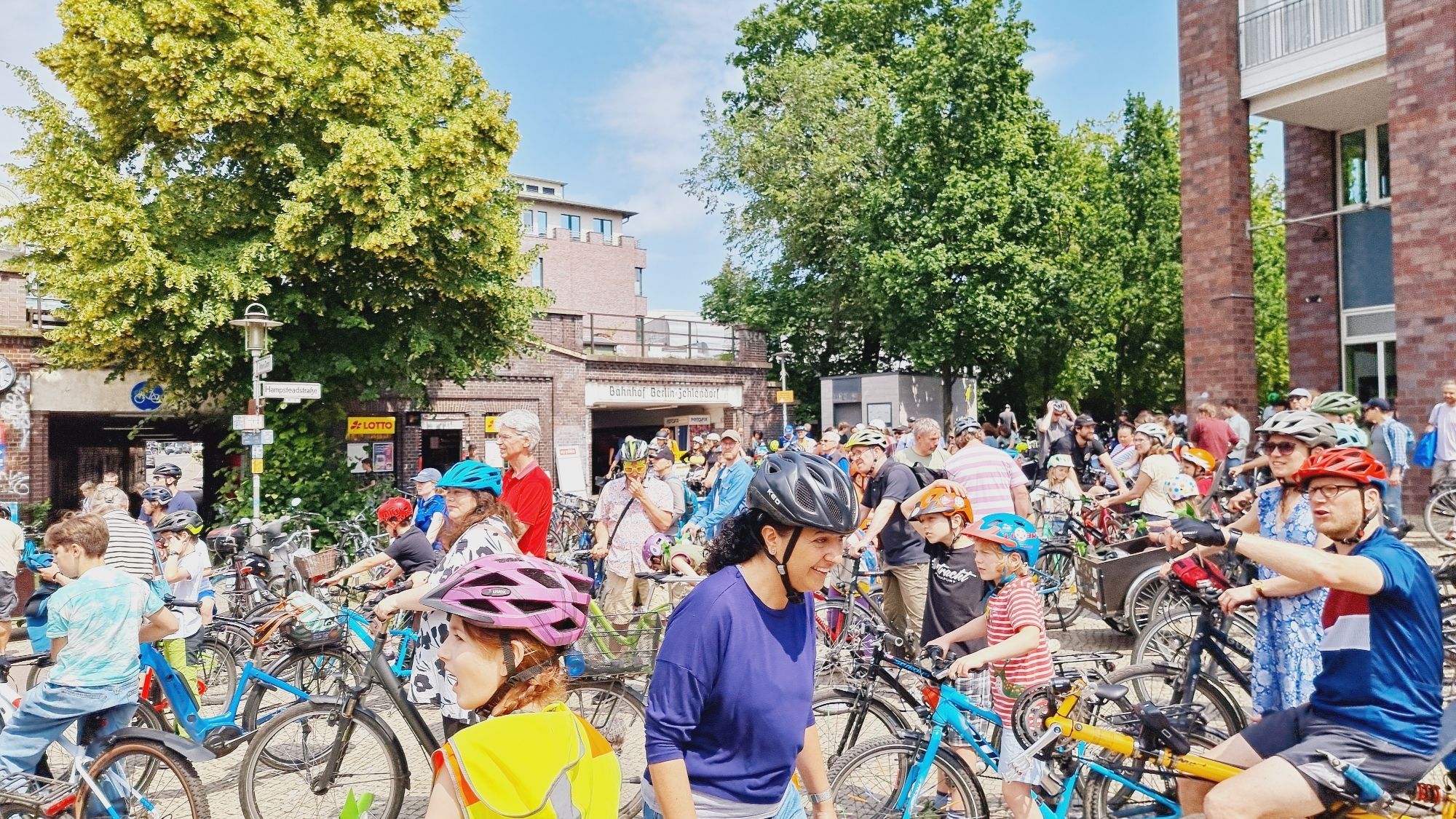 RadfahrerInnen warten am S- Bahnhof Zehlendorf