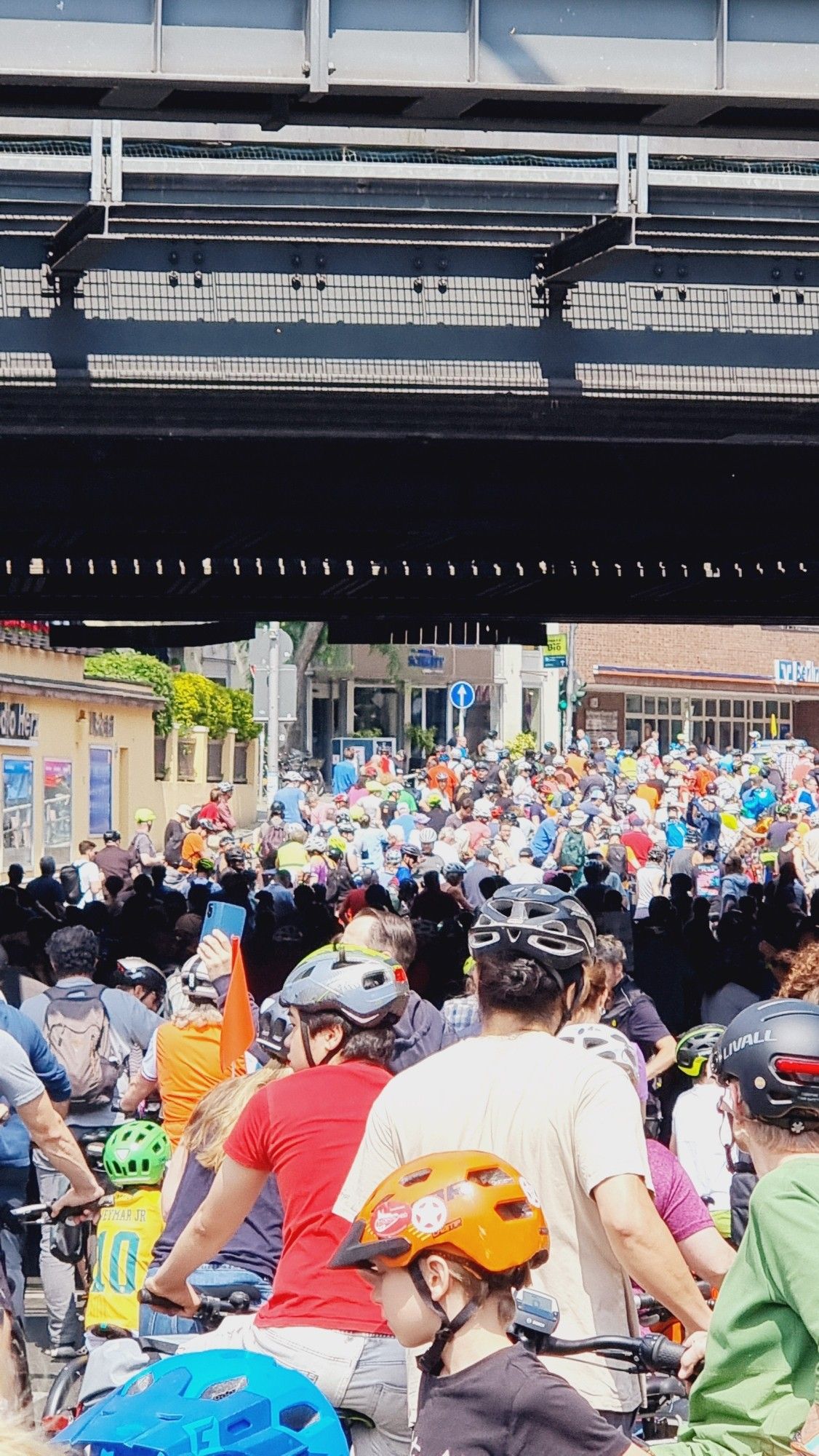 RadfahrerInnen unter S- Bahnbrücke