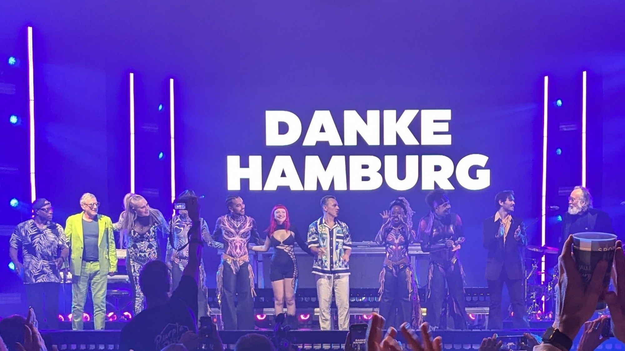 Purple Disco Machine und Gäste verabschieden sich und sagen Danke auf der Bühne der Sporthalle Hamburg