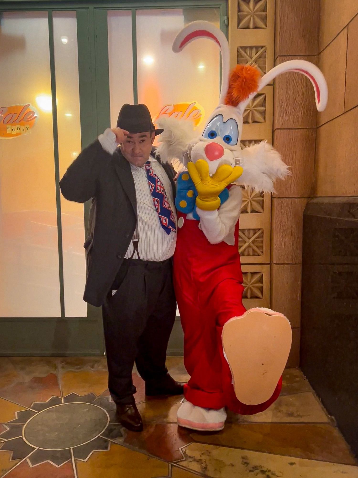 Eddie Vailiant et Roger Rabbit posent aux Walt Disney Studios. C’est personnages très rare dans les parc sont présent à l’occasion de la soirée en digne représentant des années 80