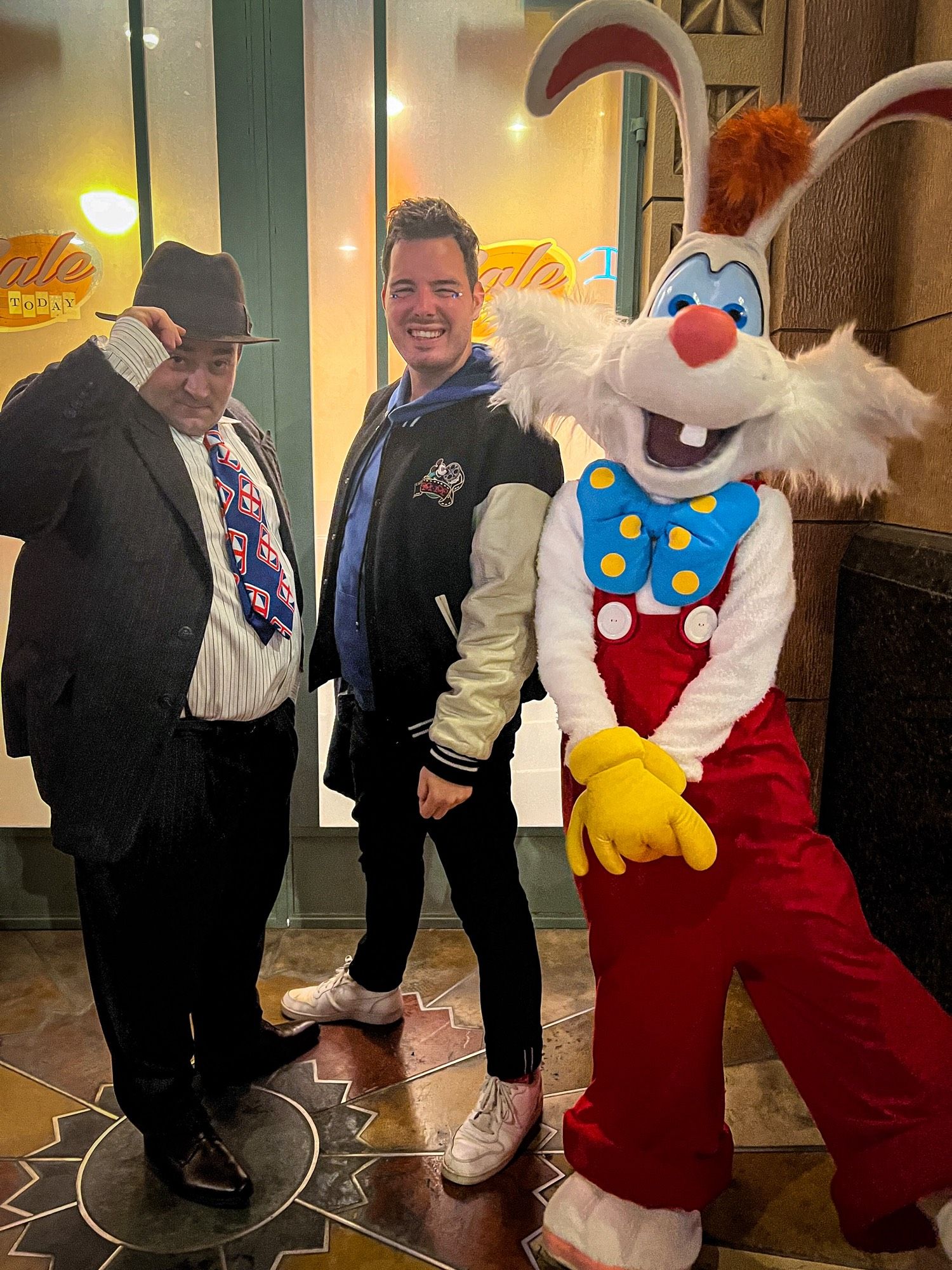 Eddie Vailiant et Roger Rabbit posent aux Walt Disney Studios. C’est personnages très rare dans les parc sont présent à l’occasion de la soirée en digne représentant des années 80