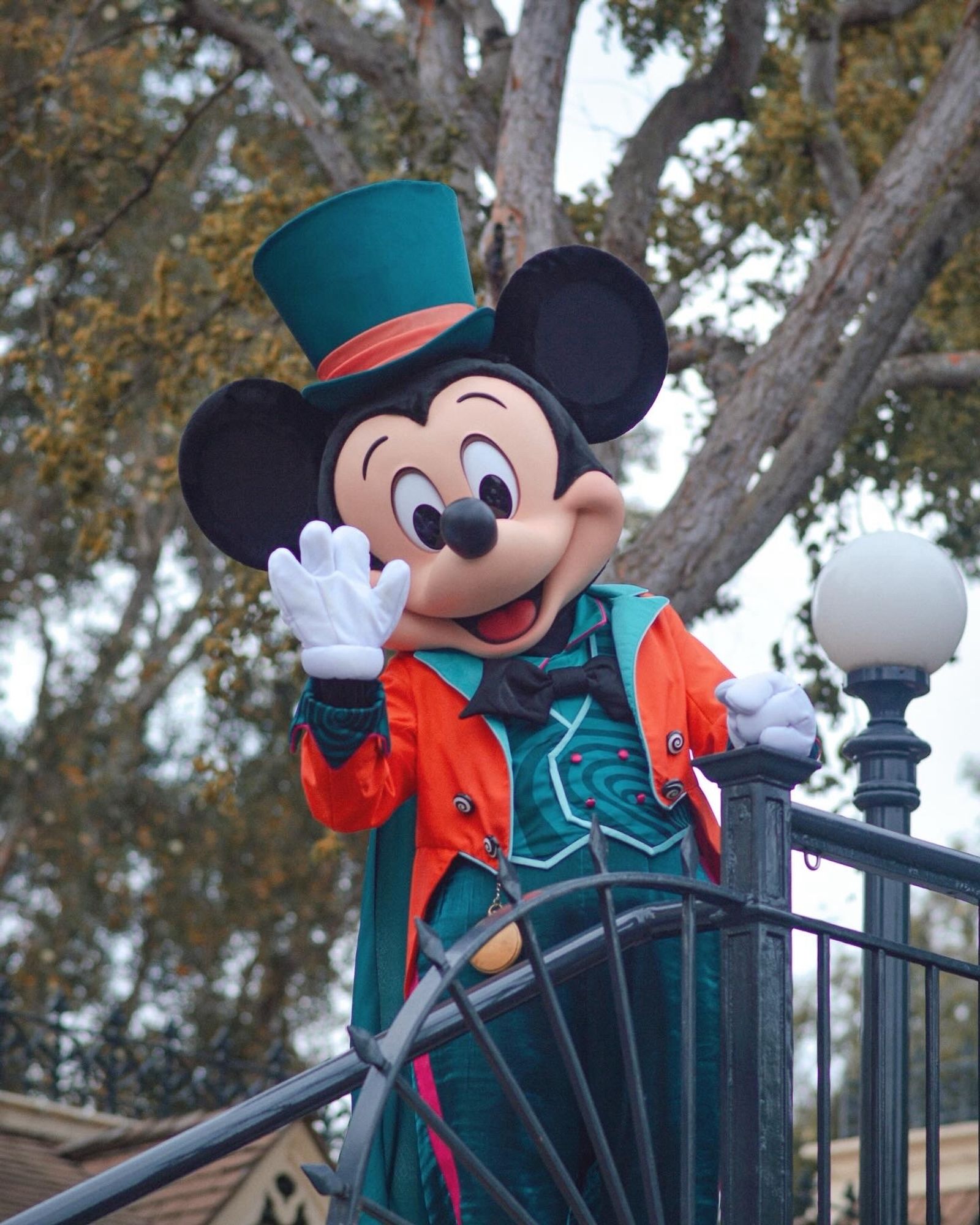 Mickey mouse en tenue d’Halloween fait bonjour avec la main