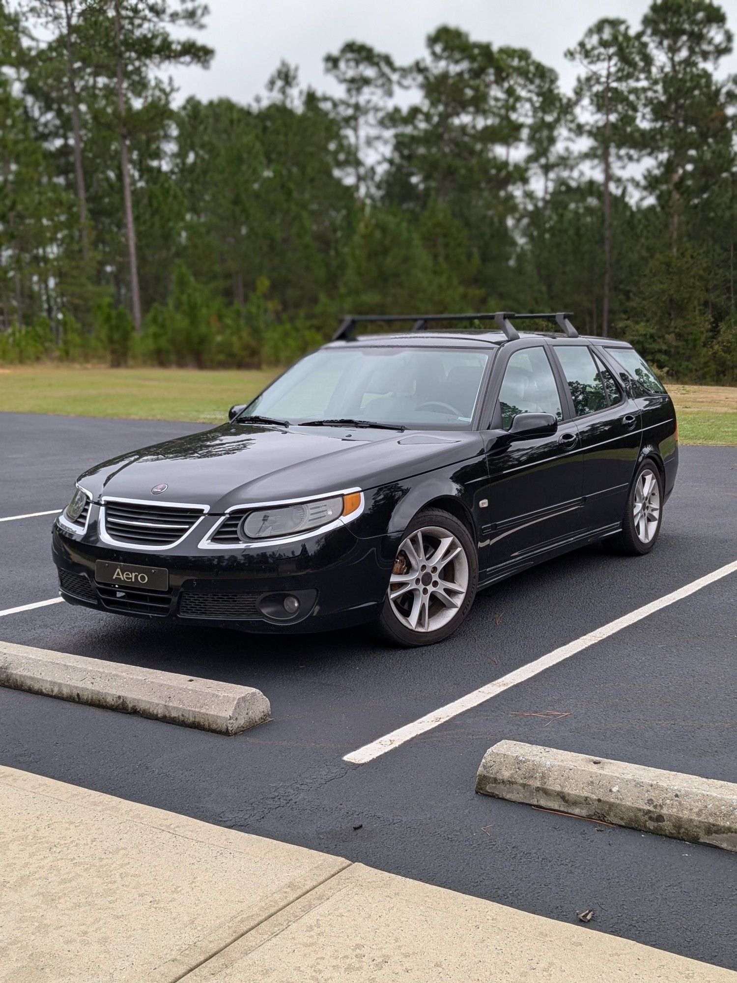 07 Saab 9-5 aero sportcombi displaying its signature Chrome headlight accents