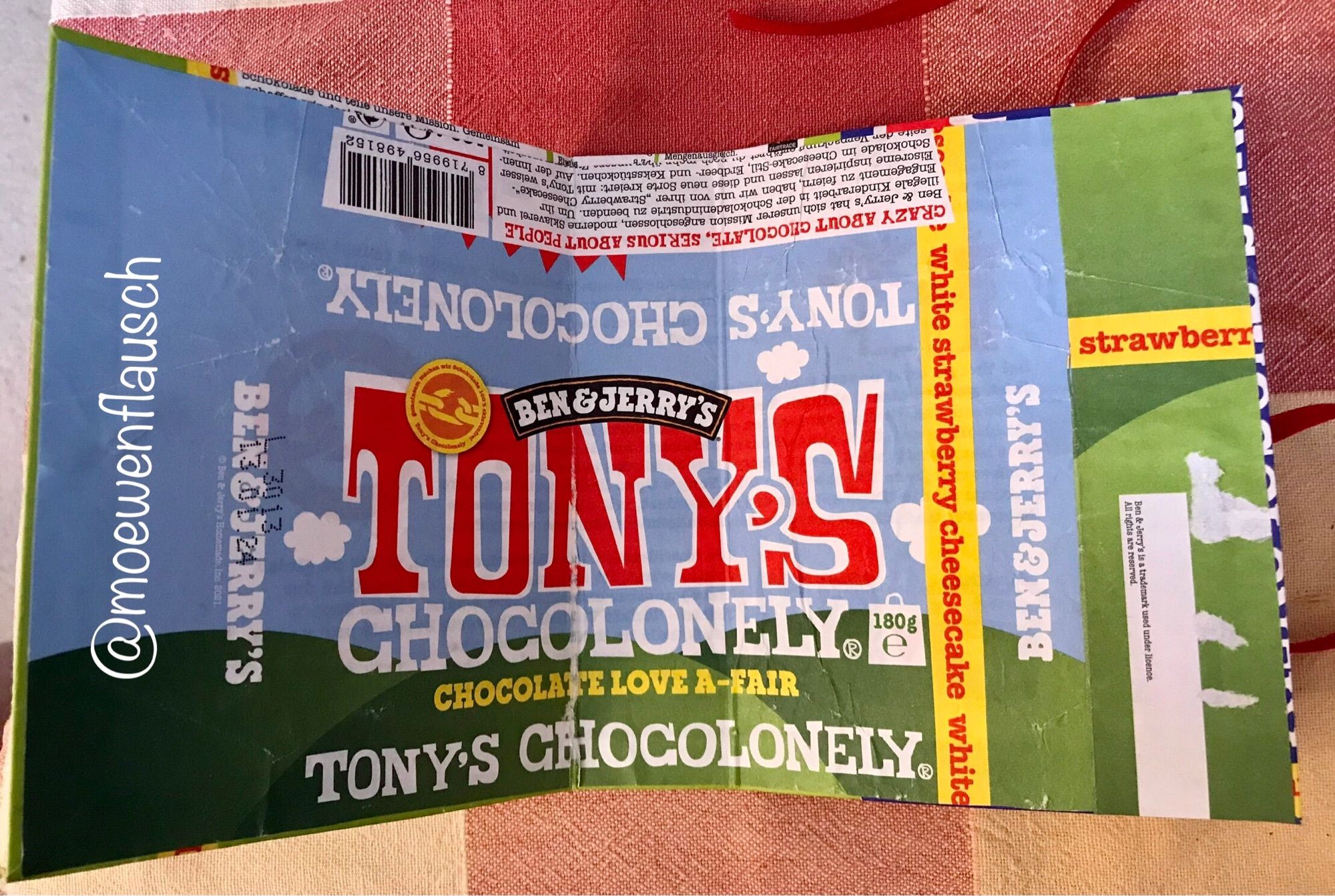 Innenansicht des Umschlags, gestaltet mit hellblau/grünem Tony‘s Chocolonely-Einwickelpapier.