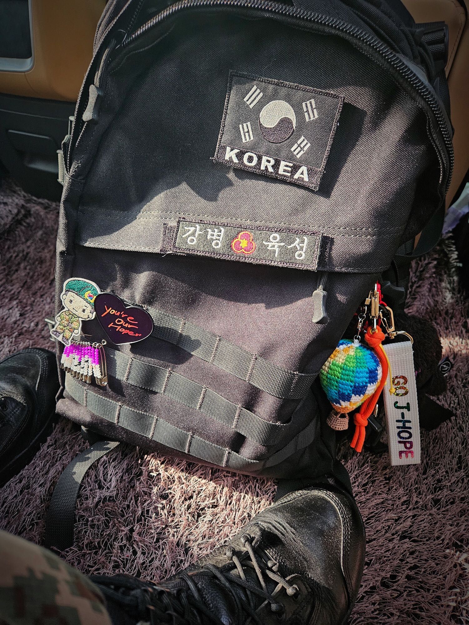 a picture of backpack with emblems & key rings on it