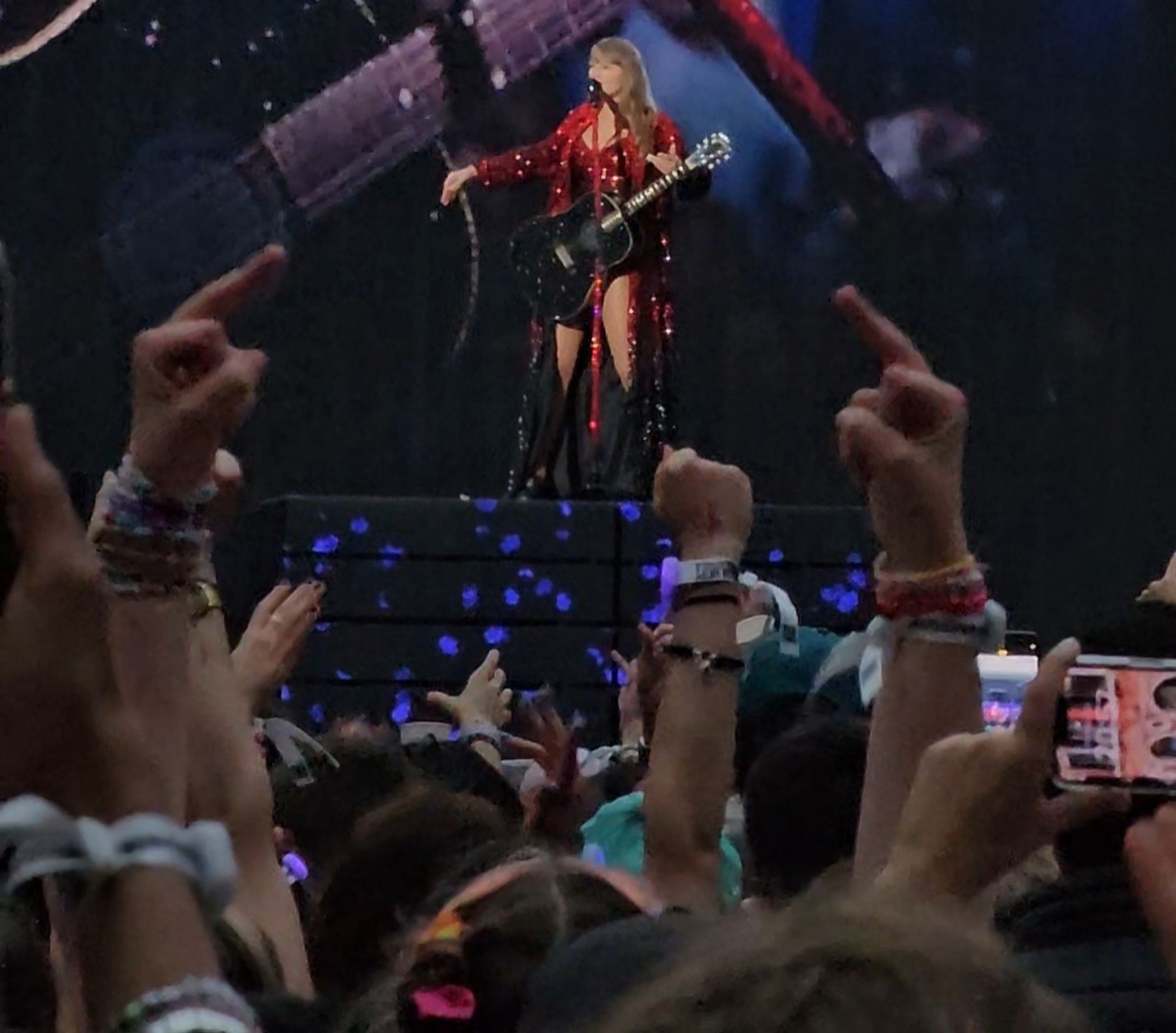 Taylor Swift singing "Fuck the patriachy" at The Eras Tour. Lyon N1.