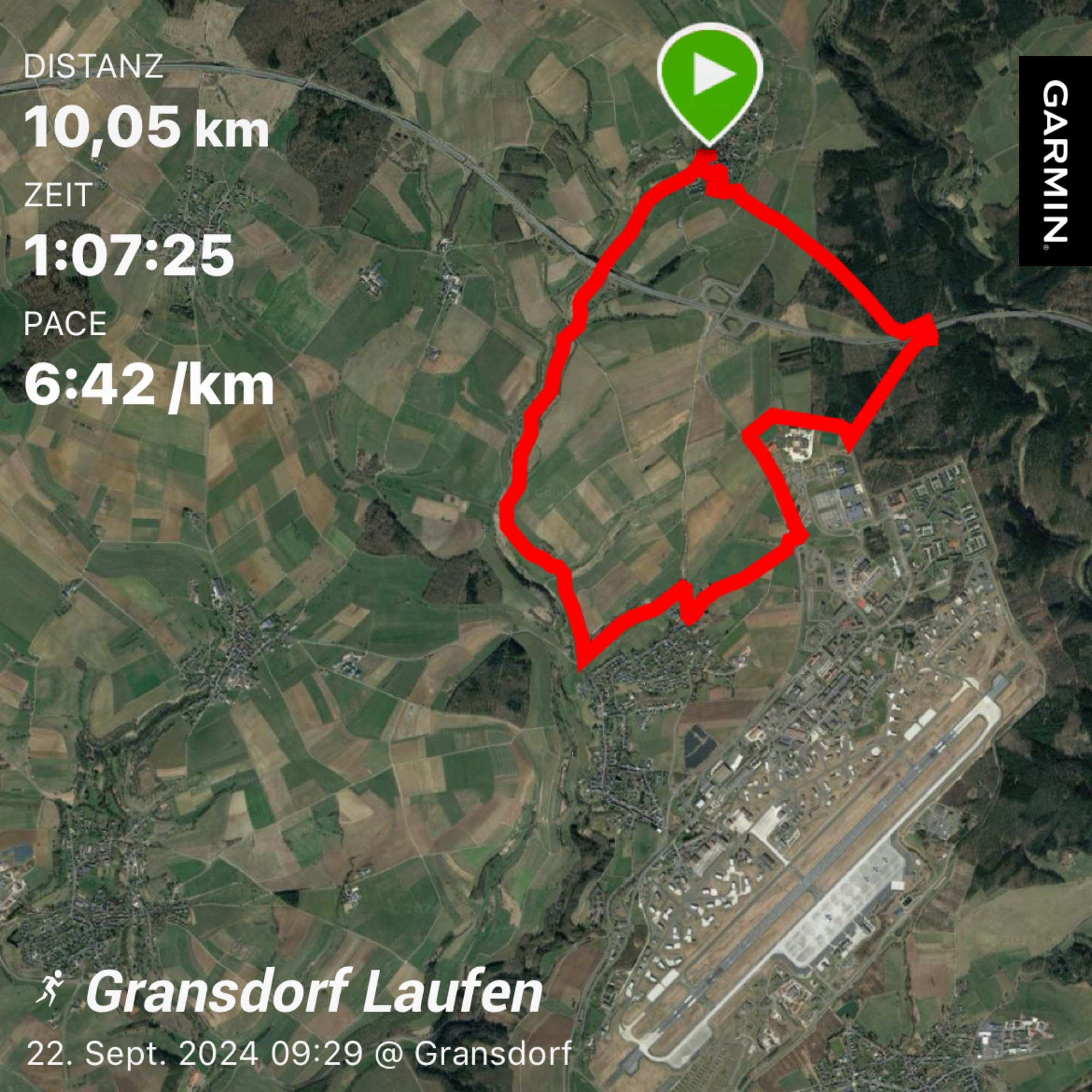 10 km drauf. Trainingsdaten. Hintergrundbild: Satellitenansicht der Laufstrecke. Wiesen, Wald und Airbase Spangdahlem.