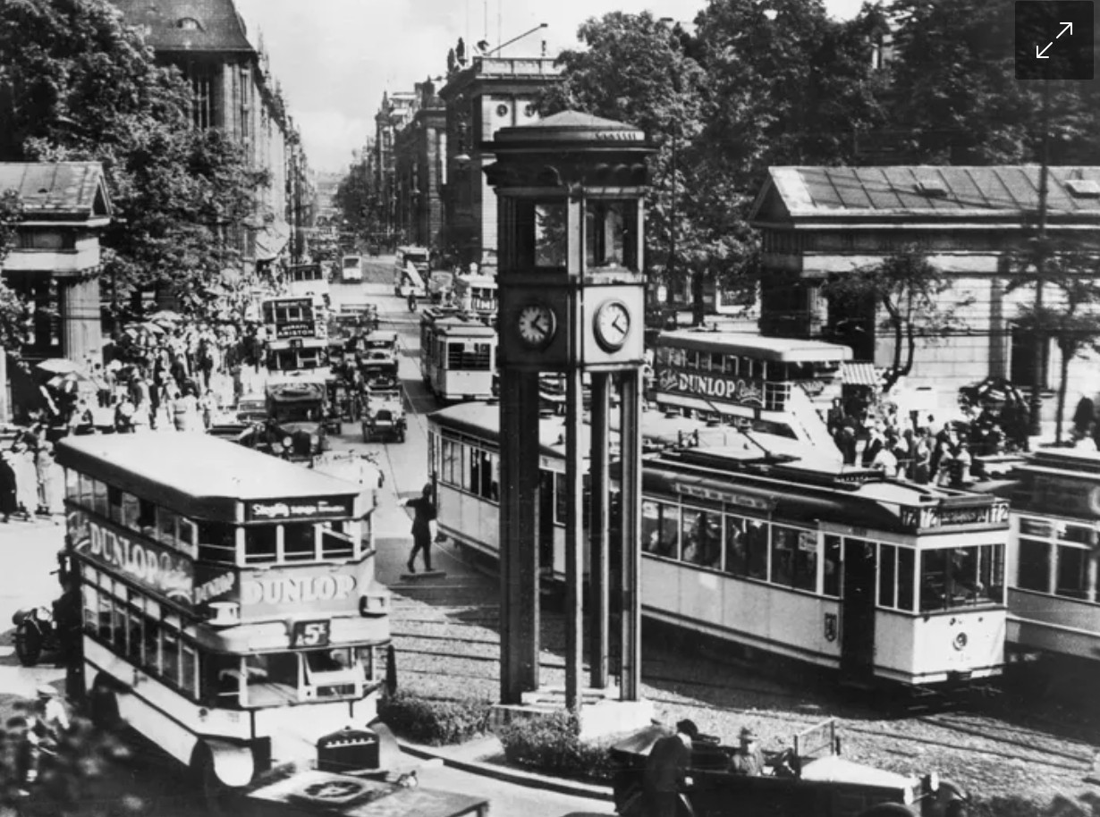 Am 20. Oktober 1924 wurde am Potsdamer Platz in Berlin der sogenannte Verkehrsturm aufgestellt, etwa acht Wochen später ging er in Betrieb – ein Anwärter auf den Titel der ersten Ampel Deutschlands.