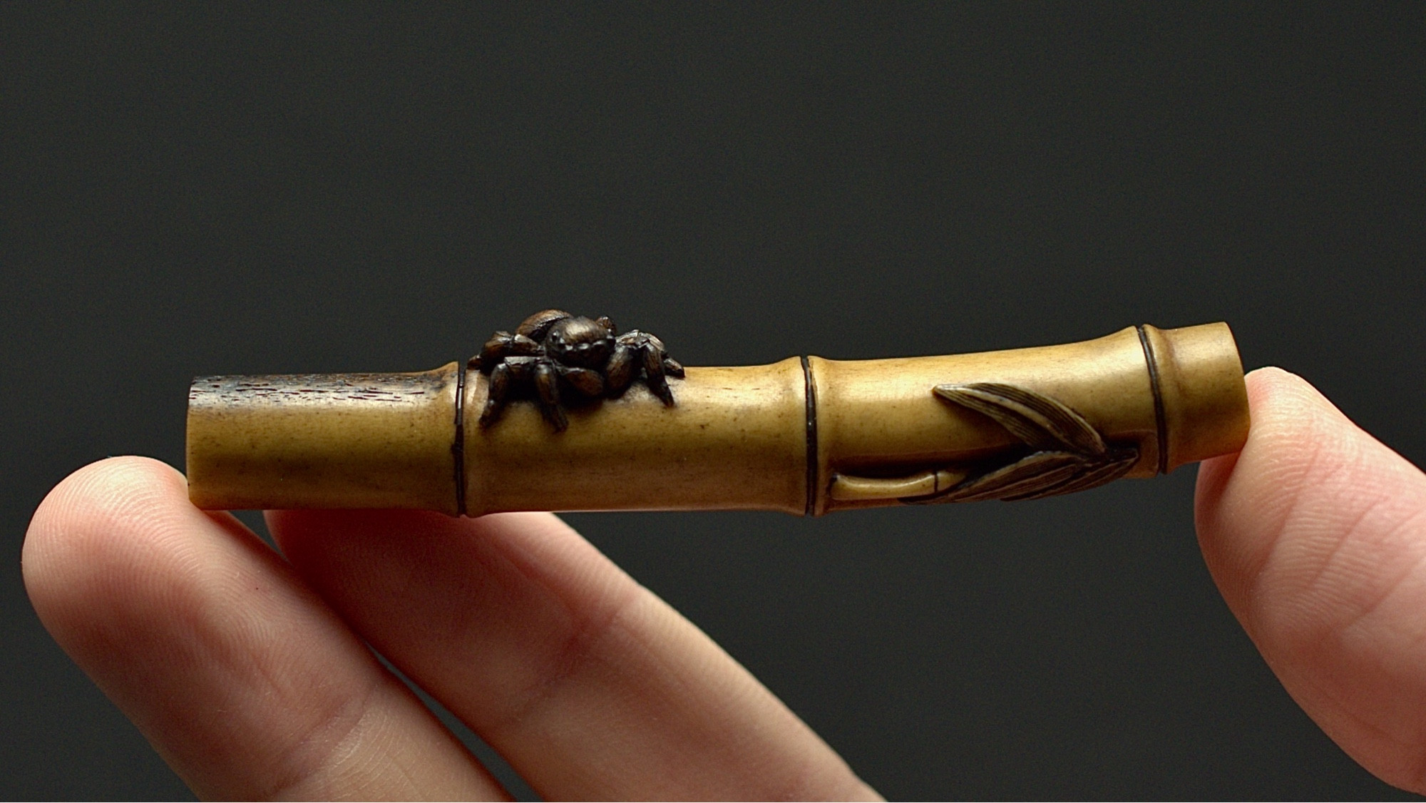 Material: Deer horn
Size: 7.8 × 1.9 × 1.5cm
Item: Netsuke