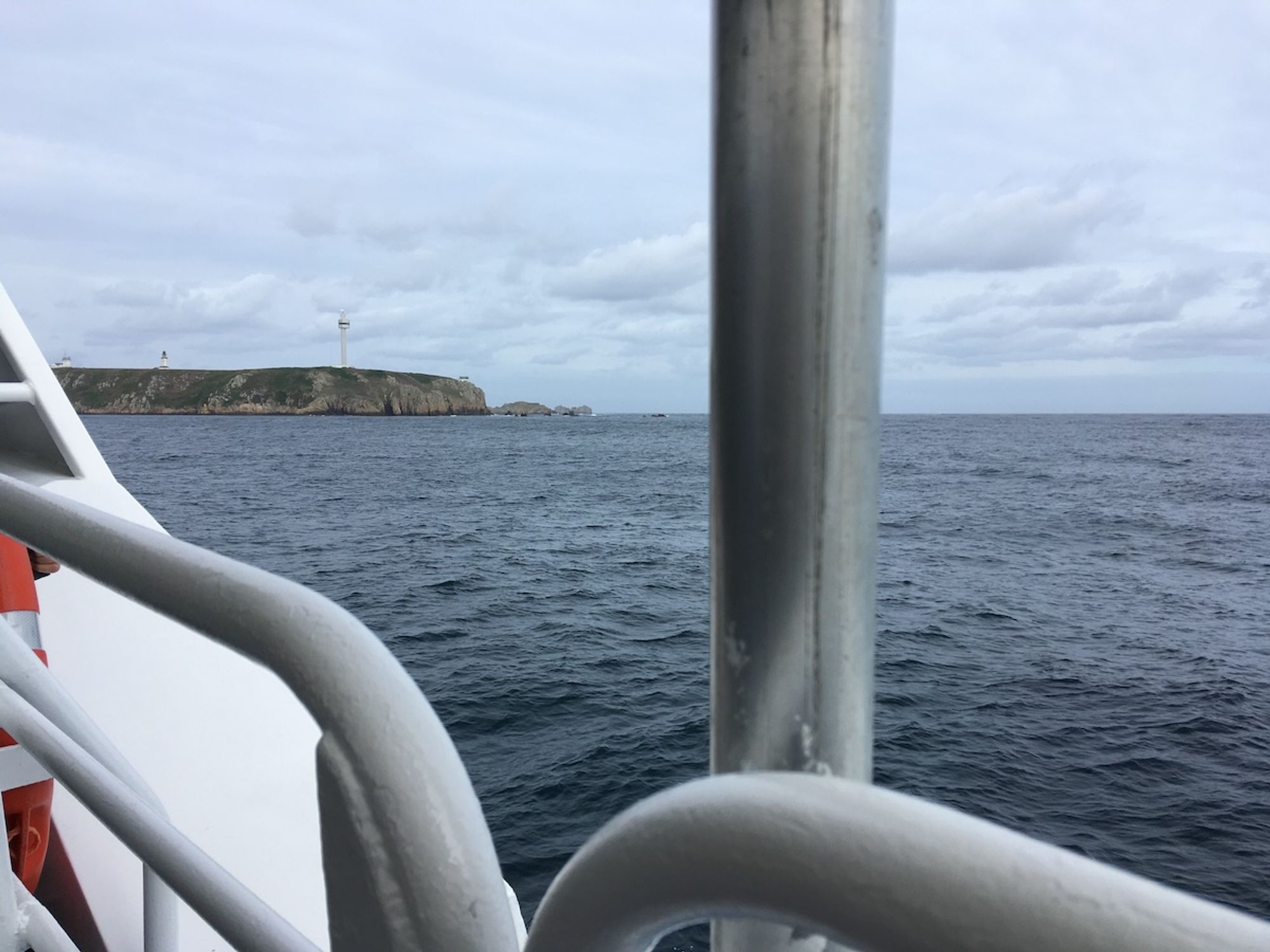 Photo prise depuis le bateau qui relie Brest (et Camaret) à Ouessant, en arrivant sur l'île. On aperçoit la vigie et le phare du Stiff. 

(Et puis si on est jonti, sur le trajet, on peut voir des dauphins, des fous de Bassan, des guillemots de Troïl et même passer à côté d'une baleine.)