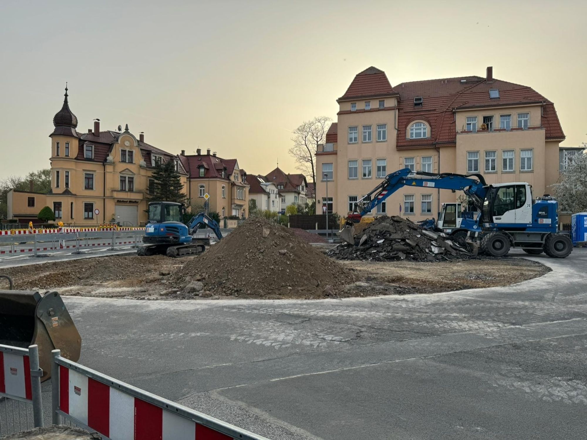 Der Königswaldplatz in Dresden-Klotzsche. Bagger entsiegeln die Betonfläche in der Platzmitte und schaffen damit Platz fürs Grüne.