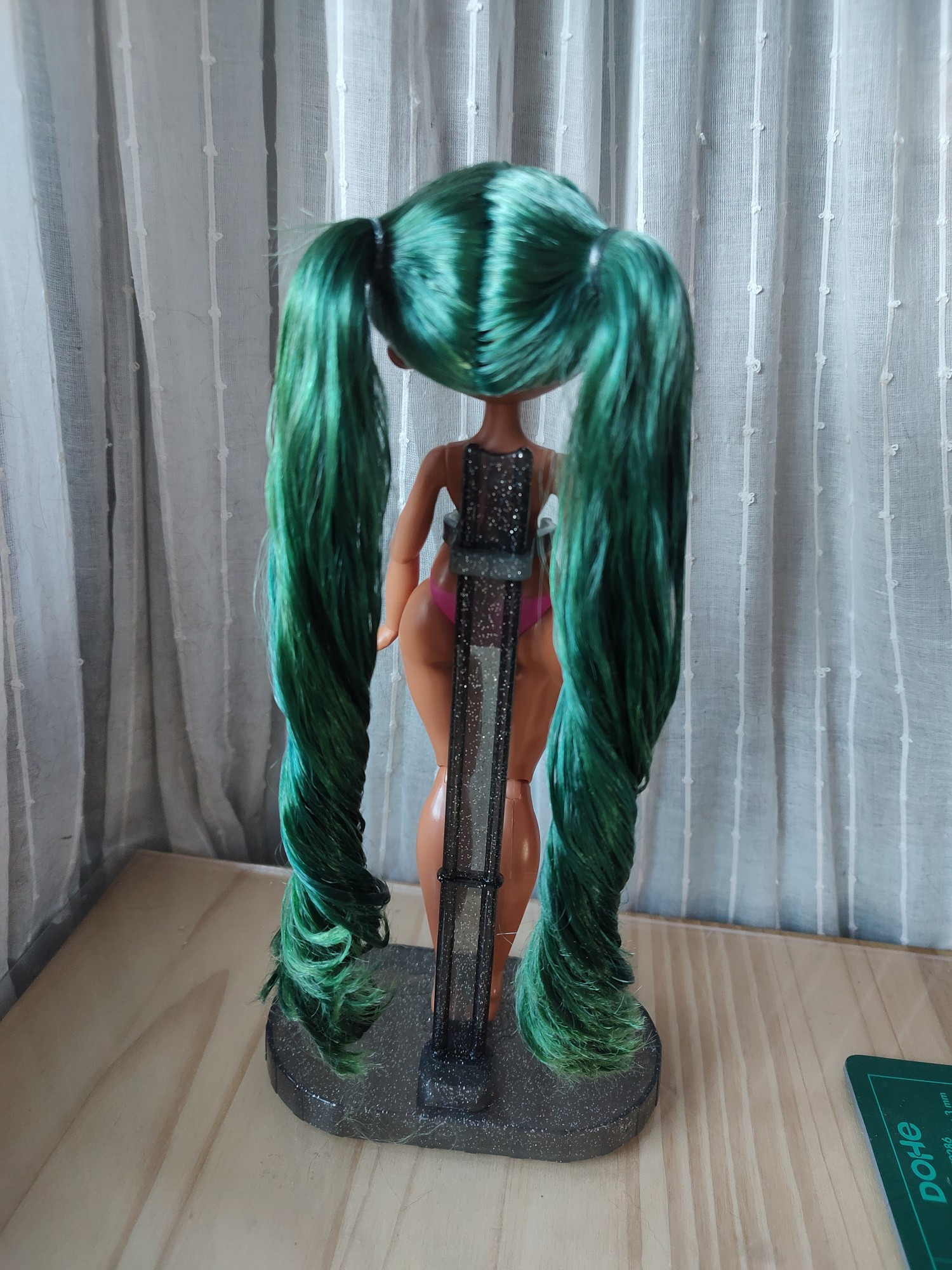 Boneca de cabelo verde azulado com dois rabos de cavalo